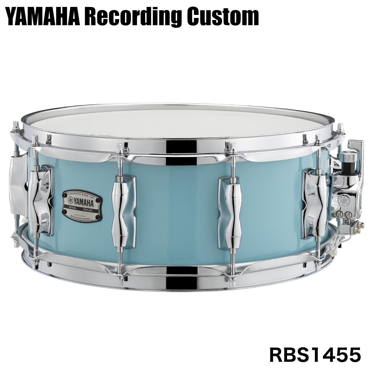 Recording Custom Wood　ドラムセット本体と同じバーチシェル・ハイテンションラグを搭載した14"x5.5"のスネアドラム レコーディングカスタムスネアドラムにウッドシェルがラインナップ、 ドラムセット本体と同じバーチシェルに同シリーズメタルスネアドラムに搭載しているワンピースラグを採用した14"x5.5"のスネアドラムです。バーチシェル特有の中低音域、パワフルな音量に切れ味のよいサスティンが加わり、幅広い音楽ジャンルに最適なサウンドメイキングを可能とするバランスの良いモデルです。 &nbsp; 仕様 サイズ：14x5.5 フープ：トリプルフランジフープ（スチール1.6mm） ラグ：ワンピースラグ テンション：10 シェル：6プライ（6mm）バーチ シェルエッジ角：30゜/R1.5 ストレイナー：Qタイプ/DC3タイプ ヘッド：トップ　ヤマハレモ・アンバサダーコーテッド 　　　　ボトム　ヤマハレモ・アンバサダースネア スナッピー：ハイカーボンスティールワイヤー (25本)/ショートタイプ &nbsp; &nbsp; 特長ワンピースラグ(14&rdquo;x5.5&rdquo;)　/　ハイテンショラグ(14&rdquo;x8&rdquo;) 14&rdquo;x5.5&rdquo;にはレコーディングカスタムメタルスネアドラムに採用されているワンピースラグ、 14&rdquo;x8&rdquo;にはレコーディングカスタムの伝統的要素を受け継ぎ改良されたハイテンションラグを搭載しています。バーチ特有の豊かな中音域とベストマッチ、芯のあるまとまったサウンド、切れ味の良いサスティンを実現しました。6プライ, 6mm, 100%北米産バーチシェル 北米産バーチを100％採用。レコーディングカスタムならではの中低音域とパワフルなサウンドに加え、バーチシェルの特長である不要な倍音成分軽減、隣り合うシェル同士の干渉を防ぐ効果を発揮し 粒立ちの良い明快な音を実現。現代のレコーディング環境に最適なモデルです。Qタイプストレイナー 堅牢性と操作性を両立したQタイプストレイナーを搭載。オンオフ時の高い安定性を実現し、 スネアの交換や演奏中の調整もスムースに行えます。 &nbsp; ■上記製品仕様は2026年6月時点のものです。■ ※製品の仕様及びデザインは予告なく変更される場合があります。 ※多数のサイトに掲載しております。ご注文のタイミングによりご用意できない場合がございます。あらかじめご了承くださいませ。 随時更新するよう努めてはおりますが、最新状況は常に変動するため合わせてメーカーでもご確認下さい。 &nbsp;