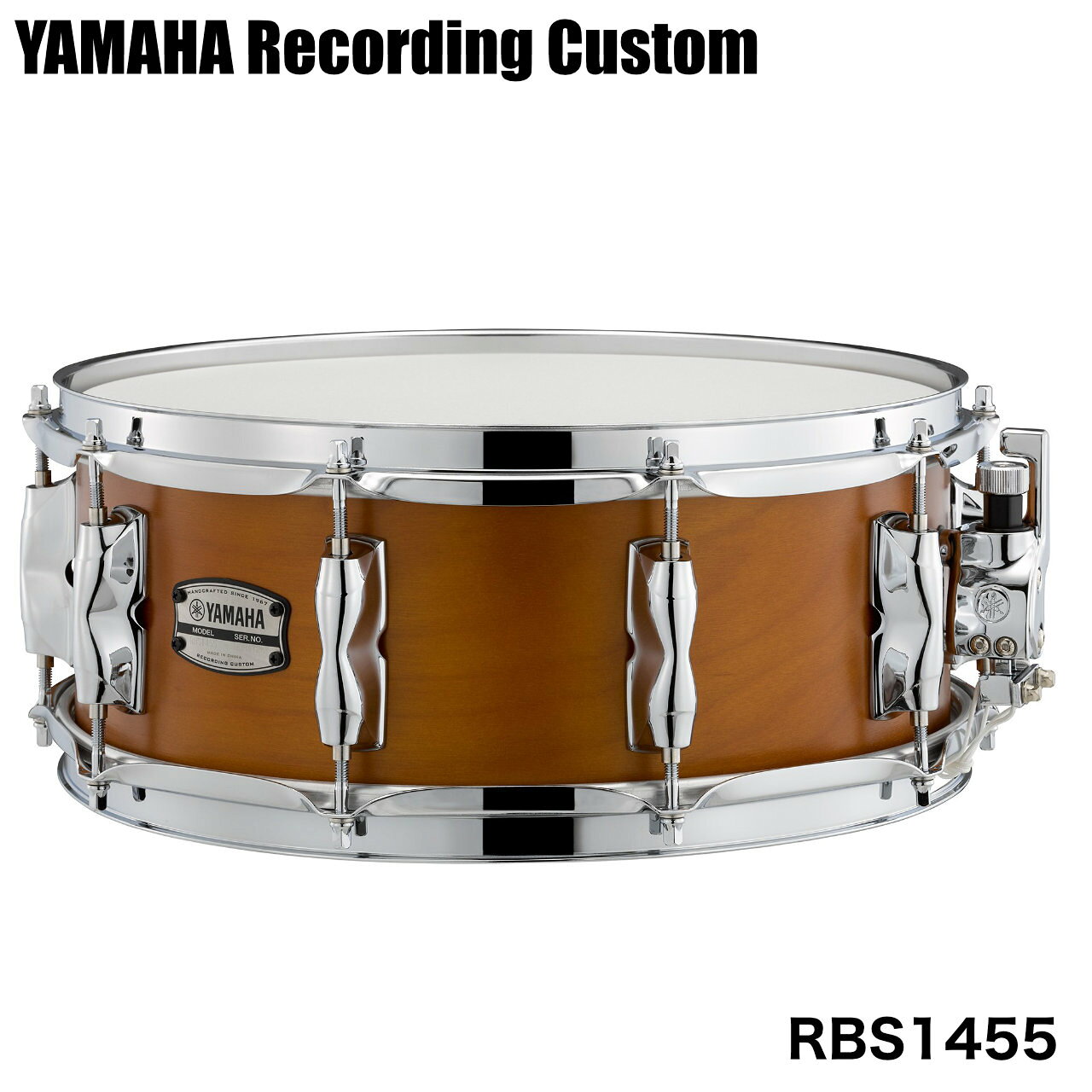 Recording Custom Wood　ドラムセット本体と同じバーチシェル・ハイテンションラグを搭載した14"x5.5"のスネアドラム レコーディングカスタムスネアドラムにウッドシェルがラインナップ、 ドラムセット本体と同じバーチシェルに同シリーズメタルスネアドラムに搭載しているワンピースラグを採用した14"x5.5"のスネアドラムです。バーチシェル特有の中低音域、パワフルな音量に切れ味のよいサスティンが加わり、幅広い音楽ジャンルに最適なサウンドメイキングを可能とするバランスの良いモデルです。 &nbsp; 仕様 サイズ：14x5.5 フープ：トリプルフランジフープ（スチール1.6mm） ラグ：ワンピースラグ テンション：10 シェル：6プライ（6mm）バーチ シェルエッジ角：30゜/R1.5 ストレイナー：Qタイプ/DC3タイプ ヘッド：トップ　ヤマハレモ・アンバサダーコーテッド 　　　　ボトム　ヤマハレモ・アンバサダースネア スナッピー：ハイカーボンスティールワイヤー (25本)/ショートタイプ &nbsp; &nbsp; 特長ワンピースラグ(14&rdquo;x5.5&rdquo;)　/　ハイテンショラグ(14&rdquo;x8&rdquo;) 14&rdquo;x5.5&rdquo;にはレコーディングカスタムメタルスネアドラムに採用されているワンピースラグ、 14&rdquo;x8&rdquo;にはレコーディングカスタムの伝統的要素を受け継ぎ改良されたハイテンションラグを搭載しています。バーチ特有の豊かな中音域とベストマッチ、芯のあるまとまったサウンド、切れ味の良いサスティンを実現しました。6プライ, 6mm, 100%北米産バーチシェル 北米産バーチを100％採用。レコーディングカスタムならではの中低音域とパワフルなサウンドに加え、バーチシェルの特長である不要な倍音成分軽減、隣り合うシェル同士の干渉を防ぐ効果を発揮し 粒立ちの良い明快な音を実現。現代のレコーディング環境に最適なモデルです。Qタイプストレイナー 堅牢性と操作性を両立したQタイプストレイナーを搭載。オンオフ時の高い安定性を実現し、 スネアの交換や演奏中の調整もスムースに行えます。 &nbsp; ■上記製品仕様は2026年6月時点のものです。■ ※製品の仕様及びデザインは予告なく変更される場合があります。 ※多数のサイトに掲載しております。ご注文のタイミングによりご用意できない場合がございます。あらかじめご了承くださいませ。 随時更新するよう努めてはおりますが、最新状況は常に変動するため合わせてメーカーでもご確認下さい。 &nbsp;