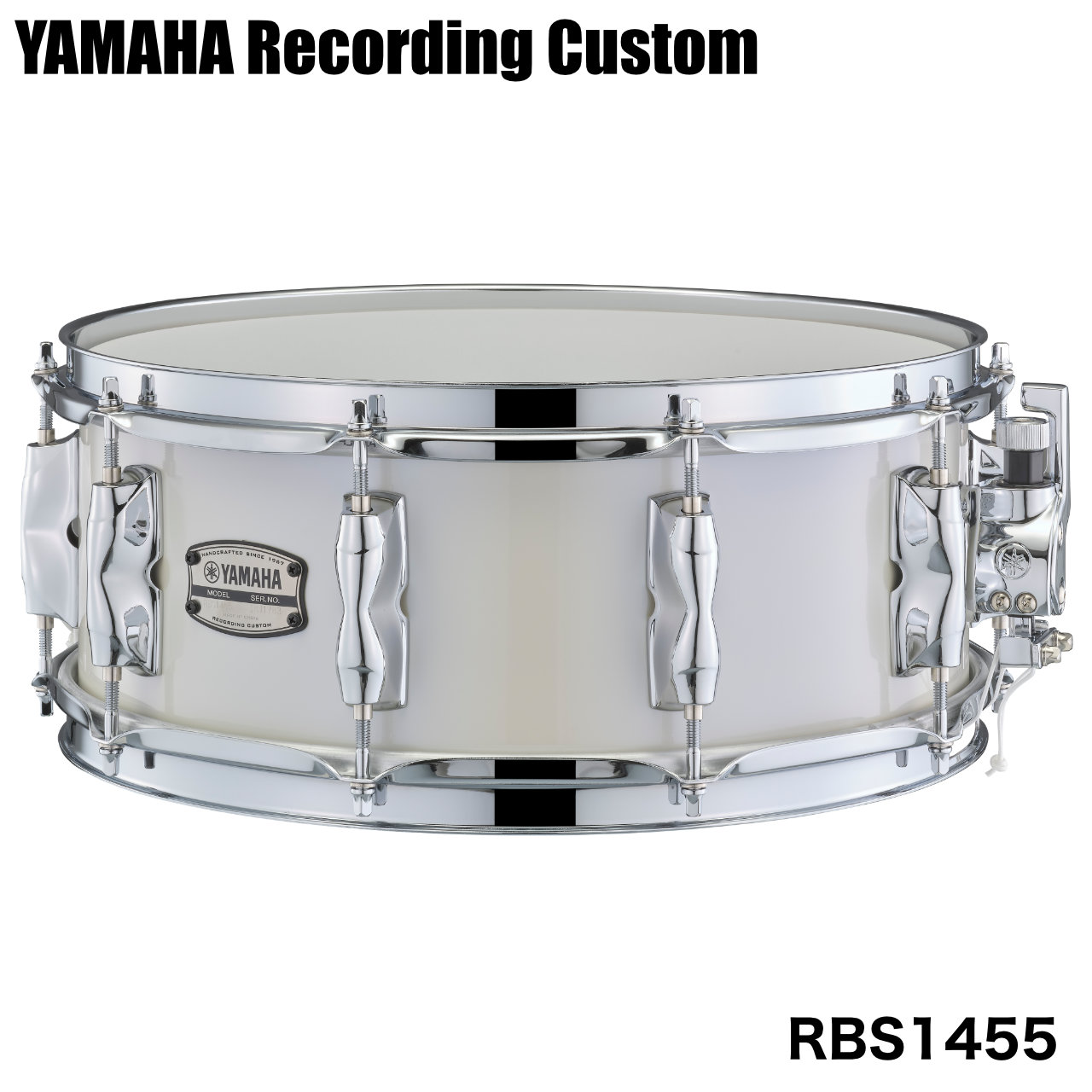 Recording Custom Wood　ドラムセット本体と同じバーチシェル・ハイテンションラグを搭載した14"x5.5"のスネアドラム レコーディングカスタムスネアドラムにウッドシェルがラインナップ、 ドラムセット本体と同じバーチシェルに同シリーズメタルスネアドラムに搭載しているワンピースラグを採用した14"x5.5"のスネアドラムです。バーチシェル特有の中低音域、パワフルな音量に切れ味のよいサスティンが加わり、幅広い音楽ジャンルに最適なサウンドメイキングを可能とするバランスの良いモデルです。 &nbsp; 仕様 サイズ：14x5.5 フープ：トリプルフランジフープ（スチール1.6mm） ラグ：ワンピースラグ テンション：10 シェル：6プライ（6mm）バーチ シェルエッジ角：30゜/R1.5 ストレイナー：Qタイプ/DC3タイプ ヘッド：トップ　ヤマハレモ・アンバサダーコーテッド 　　　　ボトム　ヤマハレモ・アンバサダースネア スナッピー：ハイカーボンスティールワイヤー (25本)/ショートタイプ &nbsp; &nbsp; 特長ワンピースラグ(14&rdquo;x5.5&rdquo;)　/　ハイテンショラグ(14&rdquo;x8&rdquo;) 14&rdquo;x5.5&rdquo;にはレコーディングカスタムメタルスネアドラムに採用されているワンピースラグ、 14&rdquo;x8&rdquo;にはレコーディングカスタムの伝統的要素を受け継ぎ改良されたハイテンションラグを搭載しています。バーチ特有の豊かな中音域とベストマッチ、芯のあるまとまったサウンド、切れ味の良いサスティンを実現しました。6プライ, 6mm, 100%北米産バーチシェル 北米産バーチを100％採用。レコーディングカスタムならではの中低音域とパワフルなサウンドに加え、バーチシェルの特長である不要な倍音成分軽減、隣り合うシェル同士の干渉を防ぐ効果を発揮し 粒立ちの良い明快な音を実現。現代のレコーディング環境に最適なモデルです。Qタイプストレイナー 堅牢性と操作性を両立したQタイプストレイナーを搭載。オンオフ時の高い安定性を実現し、 スネアの交換や演奏中の調整もスムースに行えます。 &nbsp; ■上記製品仕様は2026年6月時点のものです。■ ※製品の仕様及びデザインは予告なく変更される場合があります。 ※多数のサイトに掲載しております。ご注文のタイミングによりご用意できない場合がございます。あらかじめご了承くださいませ。 随時更新するよう努めてはおりますが、最新状況は常に変動するため合わせてメーカーでもご確認下さい。 &nbsp;　