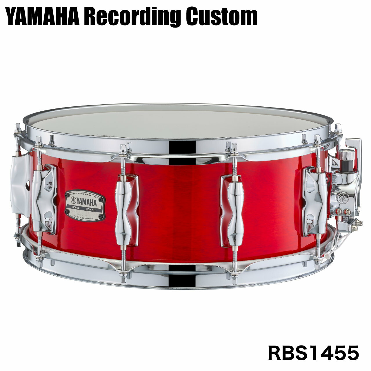 Recording Custom Wood　ドラムセット本体と同じバーチシェル・ハイテンションラグを搭載した14"x5.5"のスネアドラム レコーディングカスタムスネアドラムにウッドシェルがラインナップ、 ドラムセット本体と同じバーチシェルに同シリーズメタルスネアドラムに搭載しているワンピースラグを採用した14"x5.5"のスネアドラムです。バーチシェル特有の中低音域、パワフルな音量に切れ味のよいサスティンが加わり、幅広い音楽ジャンルに最適なサウンドメイキングを可能とするバランスの良いモデルです。 &nbsp; 仕様 サイズ：14x5.5 フープ：トリプルフランジフープ（スチール1.6mm） ラグ：ワンピースラグ テンション：10 シェル：6プライ（6mm）バーチ シェルエッジ角：30゜/R1.5 ストレイナー：Qタイプ/DC3タイプ ヘッド：トップ　ヤマハレモ・アンバサダーコーテッド 　　　　ボトム　ヤマハレモ・アンバサダースネア スナッピー：ハイカーボンスティールワイヤー (25本)/ショートタイプ &nbsp; &nbsp; 特長ワンピースラグ(14&rdquo;x5.5&rdquo;)　/　ハイテンショラグ(14&rdquo;x8&rdquo;) 14&rdquo;x5.5&rdquo;にはレコーディングカスタムメタルスネアドラムに採用されているワンピースラグ、 14&rdquo;x8&rdquo;にはレコーディングカスタムの伝統的要素を受け継ぎ改良されたハイテンションラグを搭載しています。バーチ特有の豊かな中音域とベストマッチ、芯のあるまとまったサウンド、切れ味の良いサスティンを実現しました。6プライ, 6mm, 100%北米産バーチシェル 北米産バーチを100％採用。レコーディングカスタムならではの中低音域とパワフルなサウンドに加え、バーチシェルの特長である不要な倍音成分軽減、隣り合うシェル同士の干渉を防ぐ効果を発揮し 粒立ちの良い明快な音を実現。現代のレコーディング環境に最適なモデルです。Qタイプストレイナー 堅牢性と操作性を両立したQタイプストレイナーを搭載。オンオフ時の高い安定性を実現し、 スネアの交換や演奏中の調整もスムースに行えます。 &nbsp; ■上記製品仕様は2026年6月時点のものです。■ ※製品の仕様及びデザインは予告なく変更される場合があります。 ※多数のサイトに掲載しております。ご注文のタイミングによりご用意できない場合がございます。あらかじめご了承くださいませ。 随時更新するよう努めてはおりますが、最新状況は常に変動するため合わせてメーカーでもご確認下さい。 &nbsp;　