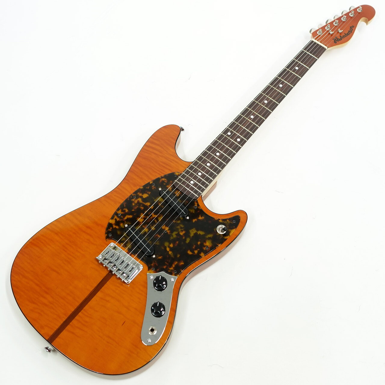 ジャパンビンテージとしても人気も高いマッドキャット！? &nbsp;HS-1 MadCatのセクシーなイメージを、そのままショートスケール・ボディにアレンジしたモデル。 これまで幾度となく復刻され、そのたびに再登場を望む声が寄せられてきた中、2026年に2モデルが復活。 Bill Lawrence製ピックアップ、L-250を2基搭載した「HS-3S」と、L-250＋L-500を搭載した「HS-3」をラインナップ。 ショートスケールでありながら、正確なピッチ感と豊かなサスティーンを備え、軽量かつ適度な弦テンションにより、チョーキングや長時間のプレイでも負担の少ない演奏性を実現しています。 ジャパンメイドならではの素材とつくりの良さ、 Weight：3.600 kg リユニオン・ブルース・ギグバック付属? 撮影環境、パソコン環境により色味は異なる場合もありますが、杢目は画像の商品でのお届けとなります。 他のサイトでも販売しています。買い物かごに入れても売り切れの場合がございますのであらかじめご了承下さいませ。 S-3 / HS-3S Body Material&nbsp; &nbsp; &nbsp;Figured Maple top, Ash back Neck Material&nbsp; &nbsp; &nbsp;Maple Fingerboard&nbsp; &nbsp; &nbsp;Rosewood Scale&nbsp; &nbsp; &nbsp;628mm Number of Frets&nbsp; &nbsp; &nbsp;22 Neck Pickup&nbsp; &nbsp; &nbsp;Bill Lawrence L250 Bridge Pickup&nbsp; &nbsp; &nbsp;Bill Lawrence L500 (HS-3) Bill Lawrence L250 (HS-3S) Bridge&nbsp; &nbsp; &nbsp;GOTOH Tuning Machines&nbsp; &nbsp; &nbsp;GOTOH Controls&nbsp; &nbsp; &nbsp;Volume, Tone, 3-Position Selector, Tap SW（HS-3） Color &amp; Body Finish&nbsp; &nbsp; &nbsp;Golden Brown Case&nbsp; &nbsp; &nbsp;Reunion Blues &nbsp; &nbsp;
