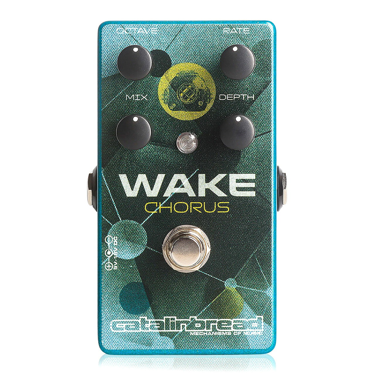ドリームポップの世界観を再現する8ボイスコーラスペダル catalinbread&nbsp;Wake Chorus Octaver Chorus マルチトラックの世界で最初に私たちの心を熱くさせたのはアナログコーラスでしたが、スタジオに浸透し、80年代や90年代の多くのレコードに採用されたのは、初期のデジタル機器でした。ミックス全体がデジタルラックコーラスに浸っているような音楽は、さまざまな名前で呼ばれていましたが、最終的には「ドリームポップ」という名前に落ち着きました。この用語はシューゲイザーと起源を共有していますが、ポップミュージックに一般的に関連付けられているメロディックなフックやムードと同じくらい雰囲気を伝えることを目的としています。私たちは、ダイナミクスとムードを与えながら、他のペダルと対立するのではなく協力して機能する8ボイスコーラスであるWakeで、ドリームポップのリングに参入しました。ご想像のとおり、Wakeには「ムード」が豊富にあり、幅広いRATEとDEPTHのコントロールから、穏やかなピッチビブラートを与えるMIXノブまであります。コーラス界に新しく導入されたのが、ミックス可能なオクターブダウン コントロールです。これにより、音楽性を損なうことなく新たな次元の深みが加わります。アナログコーラスユニットの多くは、あまりにも「エフェクト」のように聞こえるため、一部の人はそれを鼻であしらいます。Wakeは、どんなセットアップにも簡単に統合でき、安っぽい音にならずに演奏を盛り上げる基礎となる構成要素を提供することを目指しています。ダイヤル調整も簡単で、オンのままにしておくのも簡単で、夢中になるのも簡単です。 Wakeの登場です。 OCTAVE このコントロールはコーラス効果と並行して動作し、コーラスパスにアーティファクトを流すことなく、ホイッスルのようにきれいなオクターブ ダウンを実現します。これをMixコントロールと一緒に使用すると、トーンにかなりの深みを加えるキラーな3パートエフェクトが得られます。 RATE コーラス変調の速度を制御します。雰囲気を重視する人はこのコントロールを低く設定し、ミックスからすぐに抜け出したい人は高く設定するとよいでしょう。 MIX コーラスエフェクトの大部分は、最大と最小以外のすべてのMix位置にあります。ノブを最大にすると、8ボイスアーキテクチャにより、興味深いピッチビブラートトーンを与えます。ノブを戻すと、Wakeは入力したものと同じドライ信号を提供します。 DEPTH コーラス変調の深さを制御します。ボイスにより、Wakeは極めて深くなりながらも、音の明瞭さは維持されます。より繊細な効果を得るには、このコントロールを下げます。 &nbsp; &nbsp; &nbsp; &nbsp; 電源：9〜18VDC（センターマイナス） &nbsp; &nbsp; 消費電流：100mA &nbsp; &nbsp; コントロール：OCTAVE、RATE、MIX、DEPTH ドリームポップの世界は、アナログの制限に縛られず、想像力の限界によって強化されたデジタルコーラスエフェクトに非常によく合います。当社の新しいWakeは、ひねりを加えた「常時オン」の音色の厚みを出すのに適した付加的なコーラス効果を提供します。クリーンなオクターブダウン回路はコーラスエンジンと並行して動作し、独立してミックスしてさらに深みを加えることができます。ミックスで目立つ多くのコーラスとは異なり、Wakeは他のペダルやアンプと連携してシームレスに統合します。 &nbsp;