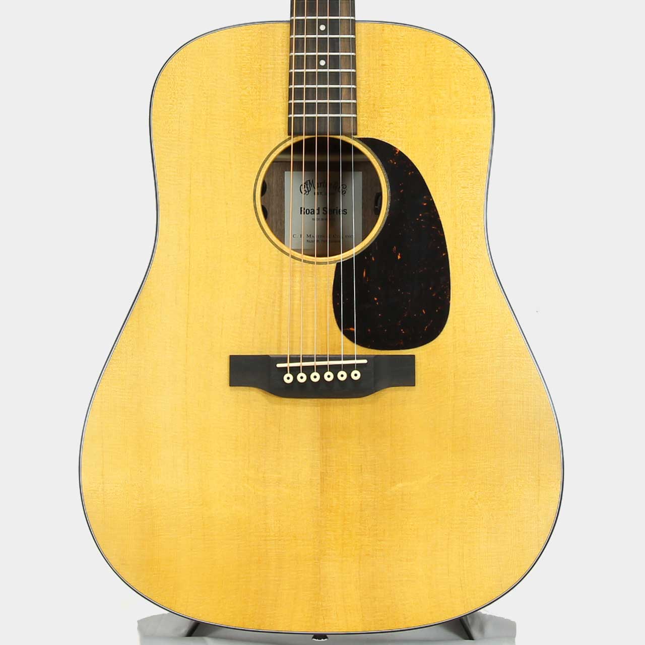 D-10E Retroは、音の広がり、パワー、そして信頼性を求めるプレイヤーのために設計された、長年の実績を誇るギターです。ドレッドノート・ボディを採用し、歴代のMartinプレイヤーを象徴する力強くフルレンジなトーンを実現。コードをかき鳴らして部屋いっぱいに響かせる時も、ミックスの中でリズムを刻む時も、このギターはサウンドを遠くまで届けるボリュームと低音域のレスポンスを提供します。 単板スプルース・トップ、単板サペリ・バック＆サイドを採用したD-10E Retroは、スプルース材の鮮明なアーティキュレーションと、サペリ材の温かく力強い中音域を融合しています。マホガニーと比較されることの多いサペリ材は、ドライでウッディなキャラクターを持ち、低音域はタイトでありながら高音域は輝きを放ちます。スキャロップドXブレーシングとの組み合わせにより、トップのダイナミックさとレスポンスが向上し、スタジオでもステージでも、幅広いトーン・パレットを実現しています。 マーティンの伝統的な伝統を受け継ぎつつ、実用性とモダンさを兼ね備えたデザインディテール。サテンフィニッシュがギターにワークホースのような美しさを与え、ブラックバインディングとヴィンテージスタイルのオープンギアチューナーがレトロな雰囲気を添えています。高性能テーパーを採用したPerforming Artistネックプロファイルは、ファーストポジションでのコード進行から、ネックを素早く移動させるまで、スムーズで快適な演奏体験を提供します。 Martin E1エレクトロニクス、内蔵チューナー、ソフトシェルケースを備えたD-10E Retroは、練習、スタジオ、ステージなど、あらゆる場面で活躍します。力強い響きとクリアなトーンは、ストラミング奏者にもパフォーマーにも理想的なパートナーです。 クラシックなマーティンの伝統と現代的な快適性を融合させたこのドレッドノートは、あなたの音楽がどこまでも届けられるように作られています。これこそが、象徴的なマーティンサウンドと確かなパフォーマンスへの道です。 価格は抑えながらもオール単板仕様で、柔らかくしなやかな本格的マーチンサウンドを味わえるお薦めモデルです。 ギグバック付属 画像は以前の入荷時に撮影したものです。お届けの商品とは木目や色合いが異なる場合がございます。 店頭及び他のサイトでも販売しています。買い物かごに入れても売り切れの場合がございます。 ご了承の上、ご注文ください。 Model:D-10E Retro Top Material:Spruce Rosette:Single Ring Fiber Bracing Pattern:X Brace Brace Shape:Scalloped Brace Material:Spruce Back Material:Sapele Side Material:Sapele Binding:Black Top Inlay Material:Multi-Stripe Neck Material:Select Hardwood Neck Shape:PA Profile Neck Taper:High Performance Taper Nut Material:White Corian Headstock Shape:Solid Headplate Material:Brazilian Rosewood HPL Fingerboard Material:Ebony Scale Length:25.4" Fingerboard Width at Nut:1 3/4" Fingerboard Inlay Style:28 Style Dots Back and Side Finish:Satin Back and Sides Color:Dark Mahogany Finish Top:Satin Top Color:Aging Toner Neck Color:Natural Bridge Material:Ebony Bridge Style:Modern Belly Tuning Machines:Nickel Open Gear Recommended Strings:Authentic Acoustic Lifespan 2.0 - Light MA540T Pickguard:Faux Tortoise Case:Softshell Electronics:Martin E1