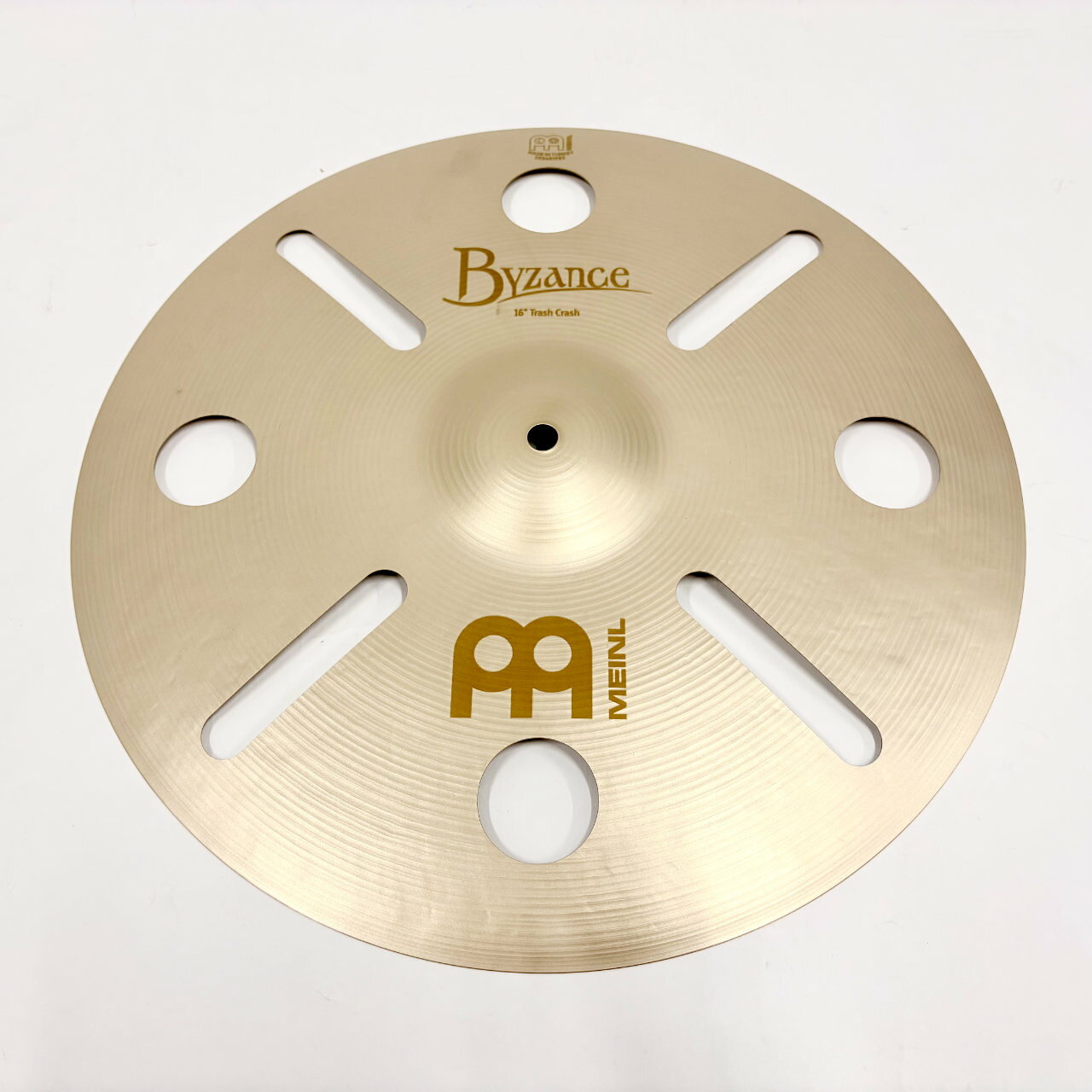 BYZANCE TRASH CRASH 16" 【Byzance Vintage シリーズ】 VintageシリーズはMEINLアーティストBenny Grebとのシグネチャーサンドライドの開発から始まり、今では様々なモデルがラインアップされています。 特徴的なサンドブラスト加工を施したシンバルは、あえて煌びやかな部分をコントロールし柔らかなヴィンテージの風合いをサウンドに纏わせています。 Vintage シリーズのトラッシュクラッシュは、MEINLシンバルのトラッシュ系ラインアップの先駆けとなる人気ロングセラーモデルです。縦穴と丸穴の組み合わせによるユニークなデザインで、柔らかなアタックと、トラッシーなサウンドが特徴です。 16&rdquo;/18&rdquo;/20&rdquo;の3サイズが用意されており、他の様々なシンバルとの組み合わせでスタックやエクストラハットとしても活躍します。 特徴 ・B20ブロンズ合金製 ・ハンドハンマー加工による優れたサウンド ・表面はサンドブラスト仕上げ。 ヴィンテージなサウンド、ルックス、フィーリング 音楽ジャンル ファンク | フュージョン | ジャズ ラテン | ポップス R&amp;B | スタジオ音楽