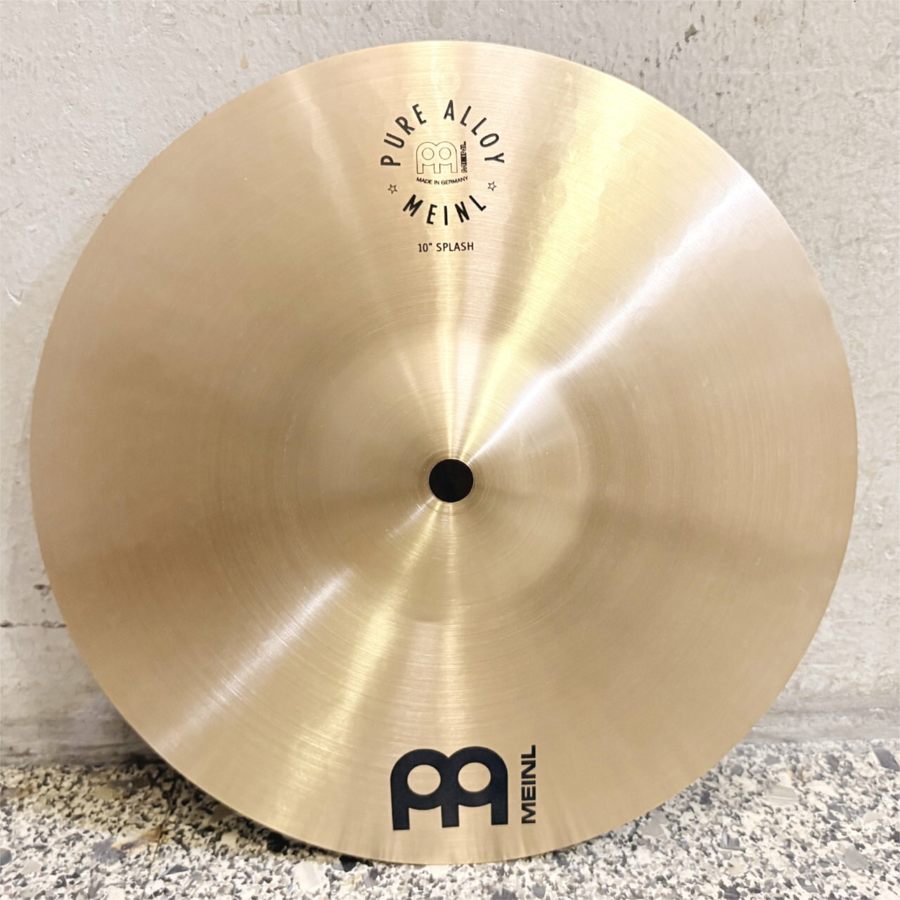 PURE ALLOY シリーズ　スプラッシュシンバル10インチ ハイピッチで歯切れ良く、透き通った倍音と綺麗なサステインが特徴。非常に抜けの良いスプラッシュです。 &nbsp; 【PURE ALLOY シリーズ】&nbsp; MEINLピュア・アロイ・シリーズはドイツメイドの高い技術と、革新的なアイディアを融合する新しいシンバルラインとして、洗練されたマイネルならではのルックスと、精密で丁寧な物作りへのこだわりが、ミュージックスタイルを限定しない優れたタッチと、心地よく澄んだピュアな倍音、幅広い音域をカバーする豊かな響きを実現しています。 &nbsp; MEINL のスッキリ系クラッシュと言えば、このPureAlloy シリーズです。 明るさと抜け、クリアでパンチがあり、ミディアムロングのサステインが特徴です。 &nbsp; &nbsp; 特徴 ・ 優れたタッチと透き通ったピュアなサウンド ・ 心地よい、澄んだ低音 ・ 幅広い音域をカバーする豊かな響き 音楽ジャンル フュージョン | ロック | ポップス | R&amp;B | レゲエ | スタジオ音楽 &nbsp; ■上記製品仕様は2026年6月時点のものです。■ ※製品の仕様及びデザインは予告なく変更される場合があります。 ※多数のサイトに掲載しております。ご注文のタイミングによりご用意できない場合がございます。あらかじめご了承くださいませ。 随時更新するよう努めてはおりますが、最新状況は常に変動するため合わせてメーカーでもご確認下さい。 &nbsp; &nbsp;