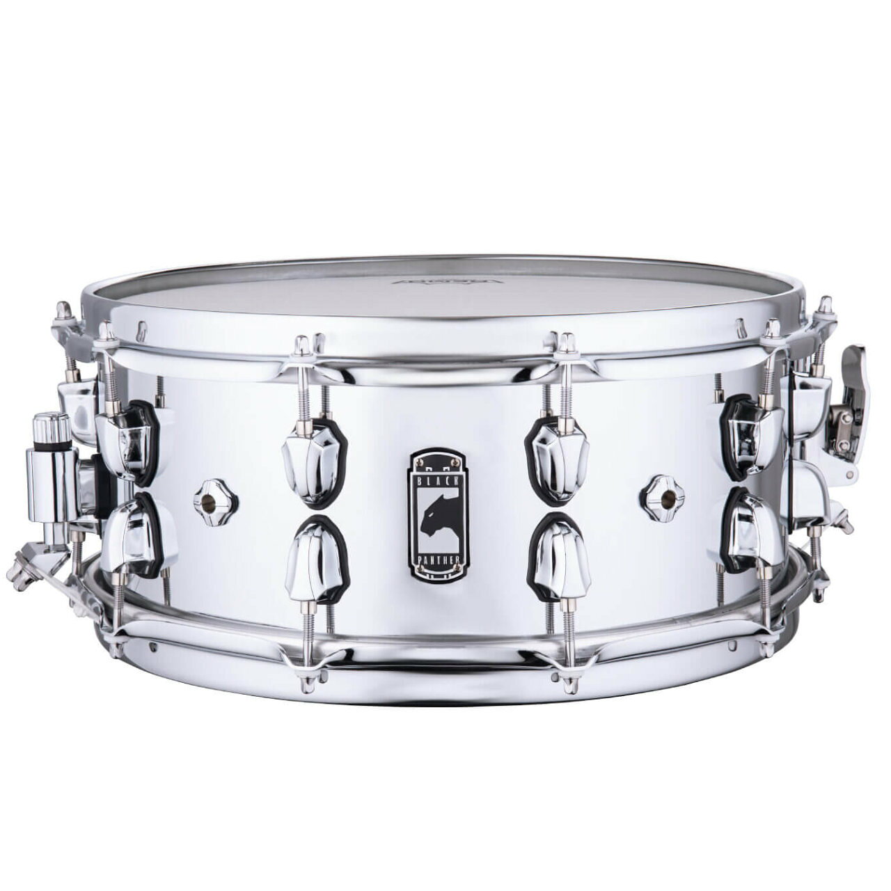 &ndash; BLACK PANTHER SNARE DRUM SERIES &ndash; 1997年に衝撃的デビューを飾り発売以来大きな成功を収めているメイペックス・フラッグシップ・スネアドラムシリーズ&ldquo;Black Panther（ブラックパンサー）&rdquo;。 理想のサウンドコンセプトを先に決め、それに合わせてシェルの材質や厚みベアリングエッジ形状、フープ、ラグ、スナッピー、ヘッド、フィニッシュ等をセレクトし最適化。 さらに、メイペックス研究センターでの科学的トライアルに基づき素材や周波数特性を分析して設計に反映。その結果、それぞれに個性豊かなネーミングを施されたそれぞれに際立ったモデルが生み出されています。 さらに、メイペックス独自のAir Flow Venting（エアフロー・ベンティング / 空気穴）やCylinder-Drive Strainer（シリンダー・ドライブ・ストレイナー）といった装備も搭載しており、自社のみならず世界のドラムメーカーをリードするスネアドラム・シリーズとなっています。 &nbsp; &nbsp; 【 特徴 】 ●スネアコンセプト：CYRUS&nbsp; &ldquo;サイラス&rdquo;は、1mm厚スチール材にクロームメッキを施たシェルを採用し、深さ6インチという&ldquo;浅くもなく深くもない&rdquo;適度なサイズに設定。口径を若干小さく（13.8インチ）作り上げ、鳴りを損なわないまま余分な倍音をコントロール。音の深みと強力なアタックを併せ持ち、4つの空気穴（Air Flow Venting）を設置してドライさを加えた、ミュート不要で即戦力となるサウンドが得られる&ldquo;王者のような風格&rdquo;を持ったスネアドラムです。さらに、&ldquo;SONIClear Bearing Edge（ソニクリア・ベアリングエッジ）&rdquo;を、メイペックス独自の技術によりスチール材を丸く曲げる加工を施し、ヘッドが滑らかになじみチューニングも容易で、その振動をシェルにダイレクトに伝えることができる仕様に仕上がっています。&nbsp; &nbsp; ●13.8&rdquo; Diameter Shell&nbsp; 口径を若干小さく（13.8インチ）作り上げ、鳴りを損なわないまま余分な倍音をコントロール。&nbsp; &nbsp; &nbsp; ●SONIClear Bearing Edge &ldquo;ソニクリア・ベアリングエッジ&rdquo;は、メイペックス・ドラムに標準採用されている、画期的なエッジ形状。 ドラムヘッドがシェルに対して完全にフラットに密着するようにエッジを成型。チューニング時にかかるテンション・バランスが良くチューニングが容易。加えて、ドラムヘッドを自由かつ十分に振動させることが可能となりました。 さらに、ヘッドとシェルの接触面積の増加により、ヘッドの振動がシェルに素直に伝わりやすくなり、ドラムらしい低音域と音の深み、そして、サスティーンが向上。これまで以上に幅広いチューニングレンジを獲得しています。&nbsp; ●2.3 mm Snare Bed with 5.5&rdquo; Width 【スネアベッド / 2.3mm Deep（深さ） x 5.5&rdquo; Width（深さ）】 最適な設定によりスネアワイヤーの余計な響きを適度にコントロールします。&nbsp; ●4-Air Flow Venting ドラム演奏において最も重要な要素のひとつは「フィーリング」です。エアフロー・ベントはこのフィーリングとシェル全体の共鳴を最大限に引き出す鍵となります。綿密なテストを重ねた結果、各モデルには究極の演奏感と上質で豊かなサウンドとレゾナンスを両立させるための通気孔が設けられています。&nbsp; &nbsp; &nbsp; ●Cylinder-Drive Strainer＆Batt Side Adjuster シリンダー・ドライブ・ストレーナーとバット サイドアジャスターは潤滑性のあるベアリングを使用することによってスムーズに作動。調節ノブは &ldquo;カチカチ&rdquo;と手ごたえのある「マイクロ・ロック」技術を採用し、正確なテンションコントロールを実現し緩みを排除しました。&nbsp; &nbsp; &nbsp; ●Sonic Saver Hoops ソニックセイバー・フープは、内側に曲げられた独自の形状によってダイキャストフープのような強い鳴りとプレスフープのようなオープンな鳴りのちょうど中間を狙った絶妙なバランスが特徴。音が外に広がりすぎずマイク乗りも良く現代のドラムでありながら落ち着いたヴィンテージ・サウンドが得られます。&nbsp; &nbsp; &nbsp; 【 スペック 】 品番　：　BPNST4601CN サイズ　：　14"x6" シェル　：　1.0 mm Seamed Steel, 13.8&rdquo; Diameter Shell エッジ　：　Rolled / Moulded 45&deg; SONIClear Bearing Edge スネアベッド　：　2.3 mm Snare Bed with 5.5&rdquo; Width フィニッシュ　：　Shell＆Hardwear / Chrome エアベント　：　4-Air Vents ストレイナー　：　Cylinder-Drive Strainer フープ　：　Sonic Saver Hoops ラグ　：　In-Line Locking B-Lugs 音質　：　Deep（14"x6"） / Dry パッケージサイズ　：　47x46x28cm 総重量(パッケージを含む)　：　7.7kg 生産国　：　中国 &nbsp; &nbsp; ■上記製品仕様は2025年2月時点のものです。■ ※製品の仕様及びデザインは予告なく変更される場合があります。 ※多数のサイトに掲載しております。ご注文のタイミングによりご用意できない場合がございます。あらかじめご了承くださいませ。 随時更新するよう努めてはおりますが、最新状況は常に変動するため合わせてメーカーでもご確認下さい。 &nbsp;　