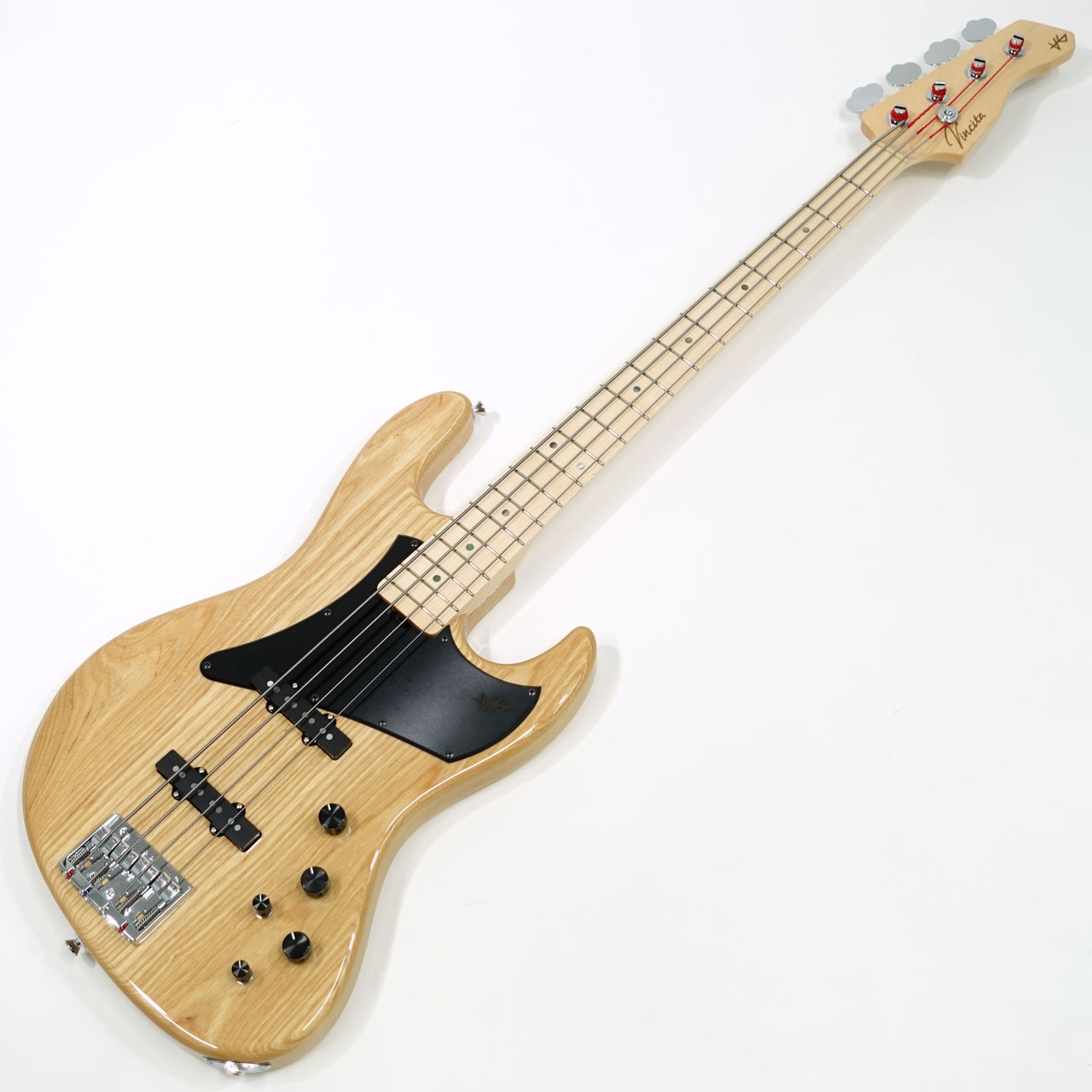 Vincita（ヴィンシタ）は、キクタニミュージックが新たに展開するギター・ベースブランドです。 長野県塩尻市に構える自社工場を拠点に、長年培ってきた楽器製造のノウハウを活かし、現代のプレイヤーが求める演奏性、デザイン、品質を追求しています。 &ldquo;メイド・イン・ジャパン&rdquo;ならではの精度と仕上がりで、細部にまで妥協のないクオリティを実現しています。 「Versatilita（ヴェルサティリタ）」は、Vincitaブランド製品化モデルの第一弾として製作された4弦ベースです。 小ぶりなディンキーシェイプのボディと細めのネックグリップを採用した取り回しの良い仕様となっております。 アッシュボディ、メイプルネック、メイプル指板のトラディショナルなスペックを持ちながら細部のパーツ選定にこだわりが詰め込まれています。 ロングスケール、250R指板ラジアス、ボディフィニッシュはウレタングロス、ネックはサテン仕上げとなっています。 3mm厚のチタン製ネックジョイントプレートを採用。サスティーン、音の立ち上がり、そして全体の解像感が一段と向上しました。プレートを配置するため、ボディ側を削り出してフラットに整形。ストレスのない演奏性と高い剛性、その両立を実現しています。&nbsp; Vincita用に設計されたピックアップは、 プリアンプとのバランスを考慮した専用設計。パッシブ時はヴィンテージライクな趣きあるトーン、アクティブ時はアグレッシブなベースサウンドをアウトプットしてくれます。&nbsp; オンボード・プリアンプは、ハンドメイドエフェクターブランドYUKIとの共同開発により誕生した「tsukuyomi」を搭載。繊細なニュアンスの表現から、ステージを突き抜けるパンチのあるサウンドまで、プレイヤーの思いのままアウトプットしてくれます。 一般的なオンボード・プリアンプとは異なり、ON時に明確なサウンドの変化を伴いながらローインピーダンス化を実現しています。サウンドバリエーションの一つとして機能する設計となっており、積極的な音作りが可能です。&nbsp; プリアンプはノブを引き上げることでONとなり、パッシブを基本とし、アクティブはエフェクターのように&ldquo;プラスする&rdquo;感覚で使用いただけます。 設計から組み込みまで、熟練の職人によって丁寧に仕上げられており、細部までこだわったサウンドと信頼性を実現しています。&nbsp; Weight : 4.265 kg ギグバック付属 撮影環境、パソコン環境により色味は異なる場合もありますが、杢目は画像の商品でのお届けとなります。 他のサイトでも販売しています。買い物かごに入れても売り切れの場合がございますのであらかじめご了承下さいませ。 Body : Ash 2P Neck : Maple Fingerboard : Maple Nut : Oiled Bone Bridge : GOTOH 404BO-4 Machineheads : GOTOH GB11W Fret : JESCAR #55090 Nickel Pickup : Presto JB Set Control : 1Vol, 1Bal, 1Tone(Push/Pul Preamp ON/OFF SW), Treble/Bass Preamp : YUKI &times; Vincita ON-BOARD PREAMP tsukuyomi Scale : 864mm(34inch) Nut Width : 38mm Fingerboard Radius : 250R Finish : Urethane Finish String : ROTO RS-66LDN 45-105 Weight : 4.265 kg
