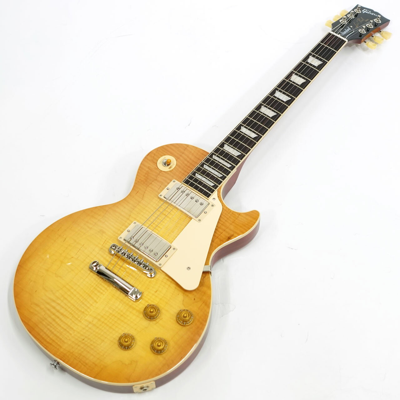ギターの歴史を作ってきた世界トップブランド「GIBSON」。エレキギターやアコースティックギターなどギターを代表する名器を生み出してきました。 トッププロが愛用しギブソンを代表する「レスポールモデル」。ジミーペイジがレッドツッぺリンで使用し世界を震撼させました。今のロックサウンドは1950年代にレスポールから作られたと言っても過言ではありません。 往年のクラシックデザインを踏襲したLes Paul Standard！ 日本国内限定スペックとしてトップのメイプル材にカスタムショップストックとなるAAAグレードフィギャードメイプルを採用。 通常のUSAラインとカスタムショップラインで使用される材は選定段階で分けられており、本機はカスタムショップ59モデルと同様のスペックのトップ材となります。 厳選されたキメ細かなトラ杢は見目麗しく、角度により表情をギラギラと変えるトップは写真で見る以上に実物の迫力があり、所有欲が満たされることでしょう。 ノンウエイトリリーフの完全ソリッドボディのマホガニーボディ、マホガニーネックにローズウッド指板。Vintage 50sの丸みのあるグリップは握り込んで演奏するのに程よい太さです。 ABR-1ブリッジやアルミテールピース、キーストーンペグボタン、基盤配線ではなくハンドワイヤリングアッセンブリーやオレンジドロップキャパシター採用などヴィンテージらしい雰囲気が抜群です。 ピックアップは57 Classic Underwound ピックアップを採用した限定仕様となり、より明瞭な倍音とハーモニクスを持つクリアでキメの細かいトーンを実現するためにコイルの巻数を抑えたアンダーワウンド仕様。 ヴィンテージトーンを色濃く再現する57 Classic Underwoundは暖かみのあるブルージィなトーンから、張りのあるオーバードライブまでをレスポールらしく表現できます。 レスポールらしい重量感を持った迫力のあるサウンドでスタンダードな出音をお探しの方にはこちらの個体がおすすめです。 Weight：4.040 kg ハードケース付属 撮影環境、パソコン環境により色味は異なる場合もありますが、杢目は画像の商品でのお届けとなります。 他のサイトでも販売しています。買い物かごに入れても売り切れの場合がございますのであらかじめご了承下さいませ。 Body Body Material：Mahogany Top Material：AAA Figured Maple Weight Relief：None Finish：Gloss Nitrocellulose Lacquer &nbsp; Neck Neck Material：Mahogany Neck Profile：Vintage 50s Scale Length：24.75" / 62.865cm Fingerboard Material：Indian Rosewood Fingerboard Radius：12" / 304.8mm Number of Frets：22 Frets：Medium Jumbo Nut Material：Graph Tech Nut Width：1.695" / 43.05mm End-of-Board Width：2.26" / 57.4mm Inlays：Acrylic Trapezoids &nbsp; Hardware Finish：Nickel Bridge：ABR-1 Tune-O-Matic Tailpiece：Aluminum Stopbar Tuners：Vintage Deluxe w/ Keystone Buttons Pick Guard：Cream Control Knobs：Aged Gold Tophat w/ Pointers Switch Tip：Amber Switch Washer：Cream Jack Plate：Cream &nbsp; Electronics Neck Pickup：57 Classic Underwound Bridge Pickup：57 Classic Underwound Controls：2 Volumes, 2 Tones &amp; Toggle Switch (Hand-wired with Orange Drop Capacitors)