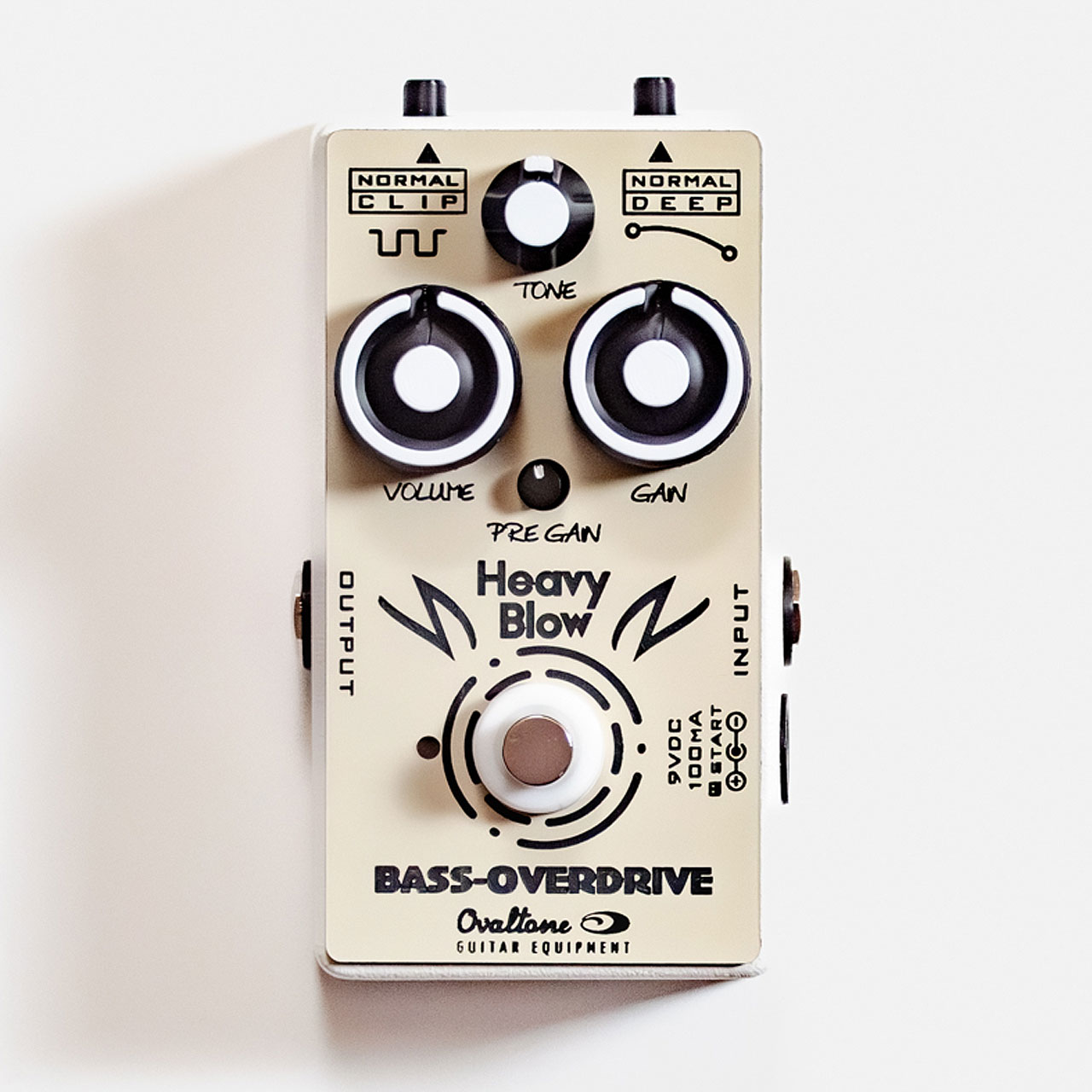 セッティングによって実に多様な役割を担う事の出来るドライブペダルです。 Ovaltone&nbsp;HEAVY BLOW BASS-OVERDRIVE HEAVY BLOW BASS-OVERDRIVE は Ovaltone 初の、完全にベース専用設計となるオーバードライブで、 わずかなサチュレーションを加えるプリアンプ的な使用方法から、自然な原音ブレンドのドライブサウンド、 芯まで歪ませたファズに近いドライブサウンドまで、セッティングによって実に多様な役割を担う事の出来るドライブペダルです。 &nbsp; クリーン成分のミックスは信号をスプリットして後でドライブ成分とミックスする方式ではなく、 PRE GAIN によってメインドライブ中のクリーン成分の割合をコントロールする方式で、 クリーンとドライブの分離が少なく、より一体化したサウンドになっています。 &nbsp; 電源は内部で昇圧され 30V 駆動となり、もたつかないボトムエンドや太さを保ったハイフレットのサウンドをサポートします。 開発時からプロミュージシャンの意見も取り入れ、実用を意識してサウンドはもちろんコントロール系も追い込んでいます。 &nbsp; ●サブコントロール 中央の小さい PRE GEAIN ノブと、筐体上部の2つのプッシュープッシュスイッチの3つをサブコントロールとして考えます。 これらのサブコントロールは全てプリゲイン部分（回路の最初の部分）に関係するコントロールです。 &nbsp; ・PRE GAIN　・・・メインのドライブ回路に入る前のゲインをコントロールします。 上げるとクリーン成分と全体の歪み量が増えます。クリーン成分の割合のみを増やしたい時は PRE GAIN を上げ、 上がった分の歪成分が不要の場合は GAIN を下げて減らします。 &nbsp; ・CLIP　・・・PRE GAIN部分のクリッパーを有効にして、PRE GAIN部分でも歪みを足せるようにします。 CLIPオン　&rArr; PRE GAINノブを上げると主に歪みが増します。 潰れたような質感が得られるため、ファズサウンドを狙う時におすすめです。PRE GAIN が低いと CLIP の閾値に届かないことがある為変化が少なくなります。 &nbsp; ・DEEP　・・・PRE GAIN 部分で増幅される信号の低域を増強します。 歪ませることで低域に不足を感じたり、プリアンプ的に使用する際の音作りに便利です。PRE GAIN が 上がっていると相対的な変化量が小さくなります &nbsp; ※内部昇圧 30V 動作につき、電池の使用は不可となります。 また、外部電池スナップを使用しての電池使用も本来のサウンドにはならない為、電池の使用は不可となります。 &nbsp; -SPEC- &nbsp; ■消費電流：起動時約100mA以上、 通常時 約53 mA / 9VDC ※起動時に100mA以上が必要となる為、パワーサプライには100mA以上の仕様の物をご使用下さい。 ■内部動作電圧：30VDC ■重量 : 約340 g ■サイズ : (W)72 x (D)127 x (H)56 (mm)※突起含む 他のサイトでも販売しています。買い物かごに入れても売り切れの場合がございますのであらかじめご了承下さいませ。 &nbsp;