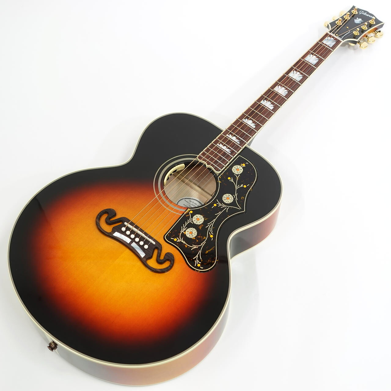 モンタナ州ボーズマンにあるGIBSON社モンタナ工場。1987年に湿度の安定しないナッシュビルから移転され、1989年よりギブソン社の全てのアコースティックギターの供給を開始。現在は1日に約125本程の生産規模で、ギブソンの伝統的な製作方法を守りハンドメイドに拘りながら、既に30年に渡って良質なアコースティックギターを作り続けています。 スペックですが、トップ材は非常に美しい木目のシトカスプルース、サイド＆バック材はフレイムメイプル、メイプル材ネック、ローズウッド材指板&amp;駒、約43.8mmナット幅、647.7mmスケール、ゴールド・キーストーン糸巻き、ムスタッシュブリッジ、L.R.Baggs社Anthemピックアップ搭載と非常に優秀なスペック。 伝統的なSJ-200らしく非常にダイナミックで迫力のある音色。しっかりとした豊かな低音とピッキングした際のジャキジャキ感はこのモデルならではの唯一無二のサウンド。この歯切れの良いドンシャリサウンドはギブソンラインナップの中でもSJ-200にしか出せない個性となっています。 L.R Baggs Anthemピックアップが標準搭載されており、アンダーサドルのピエゾとコンデンサーマイクのブレンドでマイク録音しているときのような自然で立体的なラインサウンドを出力。ギブソン特有の低域の荒々しさ、SJ-200の高域の歯切れの良さ、そのどちらもを表現するのに最適なピックアップですね。手元のコントロールでボリュームとブレンドをコントロールしながらラインでの出力が可能ですので、ライブなどでも即ご利用いただけます。 &nbsp;ハードケース付属 撮影環境、パソコン環境により色味は異なる場合もありますが、杢目は画像の商品でのお届けとなります。 他のサイトでも販売しています。買い物かごに入れても売り切れの場合がございますのであらかじめご了承下さいませ。 Body Material : Flame Maple Top : Sitka Spruce Back : Flame Maple Side : Flame Maple Bracing : Traditional Hand-Scalloped X-Bracing Binding : 5-ply Top, 3-ply Back Finish : Gloss Nitrocellulose Neck Material : 2-piece Maple Profile : Round Scale Length : 25.5" / 647.7mm Fingerboard Material : Indian Rosewood Fingerboard Radius : 12" Number Of Frets : 20 Frets : Standard Nut Material : TUSQ Nut Width : 1.73" / 43.815mm Inlays : Mother of Pearl Graduated Crowns Joint : Compound Dovetail Neck-to-body Joint; Hot Hide Glue Hardware Finish : Gold Tuner Plating : Gold Bridge : Two bar SJ-200 Moustache; Rosewood Saddle Material : TUSQ Tuning Machines : Grover Rotomatic Pickguard : SJ-200 Cream Flower with Border and Dots TrussRod : Adjustable Truss Rod Cover : 2-ply Bell, Black and White Bridge Pins : TUSQ Strap Buttons : Gold Electronics Under Saddle Pickup : LR Baggs Anthem Controls : Soundhole Mounted Volume, Mix Control (mixes between internal mic and under-saddle piezo pickup), Phase Inversion Switch, Battery Check, Mic Level Control Output Jack : 1/4" Endpin Jack Preamp : LR Baggs Anthem Strings Gauge : .012, .016, .024, .032, .042, .053 Case : Gibson Hardshell &nbsp;