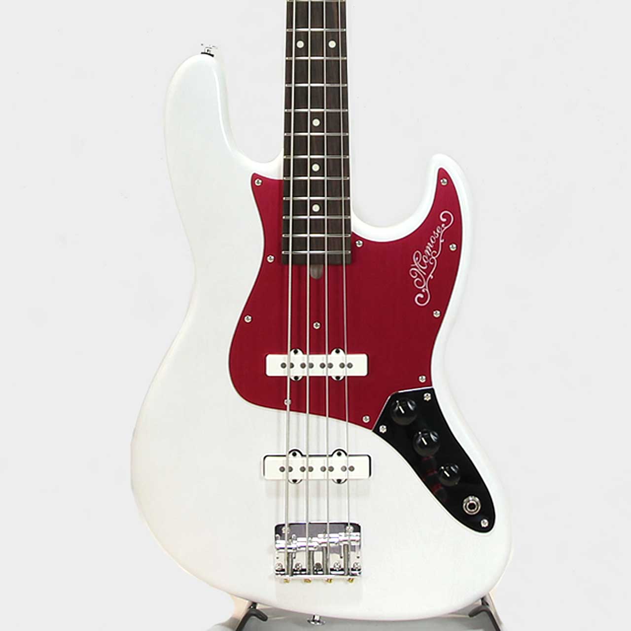Momose Original Seriesをベースに、鮮やかなブルーアノダイズドピックガードを採用した限定モデル「MJ1-ADZ-RD/R WH/OIL-MH」。 アルダーボディとローズウッド指板による王道のトーンをベースに、ホワイトオイルフィニッシュとマッチングヘッドを組み合わせることで、上品さと個性を兼ね備えた一本へと仕上げられています。ブランドロゴもブルーで統一され、細部に至るまでデザイン性を追求した特別仕様です。 塗装には木材本来の質感を存分に味わえるオイルフィニッシュを採用。使い込むほどに味わいを増し、プレイヤーとともに経年変化を楽しめる仕上がりとなっています。 2026年リニューアルモデル最大の特徴となるのが、新開発のGravitas Jピックアップです。ポールピースの高さを見直すことで各弦の音量バランスを最適化し、従来モデル以上にローからミッドにかけて厚みのあるサウンドを実現。パッシブベースとは思えないほどの存在感と力強さを備えながら、Momoseならではのクリアでレスポンスに優れたトーンをお楽しみいただけます。 さらに、トーンノブをプルアップすることで2基のシングルコイルをシリーズ接続へ切り替えるターボスイッチを搭載。通常のジャズベースサウンドに加え、ハムバッカーのような太くパワフルなサウンドまで1本でカバーし、ジャンルを問わず幅広いサウンドメイクに対応します。 演奏性にも徹底的にこだわり、高音弦側ホーンを深くカットしたオリジナルボディデザインにより、ハイポジションまでスムーズにアクセス可能。ジョイントプレートには落とし込み加工を施し、ネックジョイント部分のストレスを軽減しています。 ローズウッド指板にはウッドバインディングを採用し、滑らかなフィンガリングと長期使用時のフレットバリを抑制。さらに310Rのフラットな指板ラジアスとJescar製ミディアムジャンボフレットの組み合わせにより、低めの弦高セッティングやテクニカルなプレイにも高い対応力を発揮します。 また、ライブシーンで高い評価を得るLuminlay蓄光サイドポジションマーク、20:1ギア比で高いチューニング精度を誇るGOTOH GBU510C-12ペグ、接触不良を抑えるPuretoneジャック、レスポンスと抜けの良さを追求したCentralabオイルコンデンサーなど、細部のパーツに至るまで一切妥協のない仕様を採用しています。 クラシックなジャズベーススタイルを継承しながら、現代のプレイヤーが求めるサウンド、演奏性、実用性を高次元で融合した2026年限定モデル。Momoseならではの丁寧なクラフトマンシップと、限定仕様ならではの特別感を存分に味わえる一本です。 Weight:4.27kg プロテクトケース付属 撮影環境、パソコン環境により色味は異なる場合もありますが、杢目は画像の商品でのお届けとなります。 他のサイトでも販売しています。買い物かごに入れても売り切れの場合がございますのであらかじめご了承下さいませ。 Body:Alder 2P Neck:Maple Fingerboard:Indian Rosewood Nut:Oiled Bone Bridge:GOTOH 203B-4 Machineheads:GOTOH GBU-510C-12 Fret:Jescar FW55090NS (9662NS) Pickup:Gravitas-J set Controls:2Vol,1Tone(Pull up: Turbo SW) Scale Length:864mm(34inch) Width at Nut:38.0mm Fingerboard Radius:310R Finish:Oil Finish