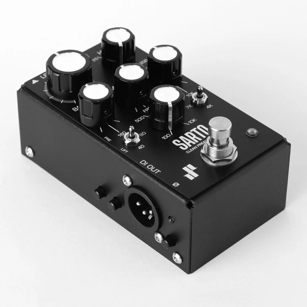 より緻密なトーンシェイピングを可能にしたクリーン専用ペダル Jad Freer Audio&nbsp;SARTO &ndash; Clean Preamp / EQ &nbsp; イタリア語で「仕立て屋 / テーラー」を意味する SARTO（サルト）は、精密なクリーントーンの調整を必要とするあらゆる楽器のために設計された、スタジオクオリティのクリーンプリアンプ / EQ / DI ペダルです。 プレイヤーから「 &ldquo;CAPO&rdquo; と同様のサウンド哲学を持つ、クリーン専用のプリアンプが欲しい」という要望が殺到しました。CAPO で開発され高い評価を得たクリーンプリアンプ回路を基本に、こだわりの精密なトーンシェイピングを継承しつつ、CAPO にはない新たな機能を搭載。より柔軟なサウンドメイクを可能にしました。 SARTO は、エレキベースやアップライトベースだけでなく、アコースティックギター、その他一般的なアコースティック楽器、エレキギター、モノフォニックシンセサイザー等、透明感のある高品質な音作りや、スタジオグレードのクリーンプリアンプを必要とするあらゆる楽器に最適です。 Jad Freer Audio の誇る真空管 DI &ldquo;LUCE&rdquo; と組み合わせることで、LUCE の豊かなサウンドキャラクター存分に発揮しつつ、より一層洗練されたサウンドを構築することも可能です。そのほか、EQ を搭載していない機材と組み合わせる際に非常に強い味方となります。 FEATURES クリーンプリアンプ：固定ゲイン、広大なヘッドルーム、そして極めて高い入力インピーダンスを誇る低ノイズ入力段を採用。ピエゾピックアップ搭載楽器にもマッチし、元となる信号のディテールを余すところなく再現。 レゾナントハイパスフィルター（HPF）：5Hz &ndash; 200Hz の範囲で調整可能な、独自のボイシングを施した可変ハイパスフィルター。単なるローカットコントロールに留まらず、低域を引き締めて明瞭度を高め、キャビネットの負担を軽減。さらに、選択した周波数帯域にわずかなレゾナンス（共振）を加えることで、パンチとフォーカス感を強化。CAPO の DEEP スイッチのような効果を得ながらも、サウンドの調整機能と輪郭をしっかりと維持。 トーンシェイピング：EQ セクションでは、BASS（低音域）と TREBLE（高音域）のシェルフ周波数をそれぞれ 3 段階で切り替え、そして 100Hz から 10kHz の範囲で調整可能なセミパラメトリック MID（中音域）コントロールを装備。ヴィンテージな温かみのあるサウンドからモダンで明瞭なサウンドまで、自在にサウンドメイクが可能。 極性コントロール（&Phi;）：1/4&Prime;（アンバランス）出力と XLR（バランス）出力の両方に作用する専用の極性切り替えスイッチを搭載。アコースティック楽器でのフィードバック（ハウリング）を低減するほか、マイクと DI 信号など複数の信号経路をブレンドする際の位相合わせも容易に。 プロフェッショナル仕様の DI OUT：PRE スイッチ（HPF / EQ をスルー）や LIFT スイッチ（グラウンドループを遮断）を搭載。ライブやレコーディングの現場で求められる、スタジオクオリティのダイレクト出力性能を実現。 コンパクトな設計：ジャックや電源端子をペダルの上面に配置し、ペダルボードに組み込みやすいデザインに。 SPECIFICATIONS 動作電圧 / 消費電流：9 VDC / 150 mA （電池使用不可） 極性 &ndash; センターマイナス DC プラグ内径/外径 &ndash; 2.1 mm / 5.5 mm 入出力：IN（1/4&Prime;） OUT（1/4&Prime; &ndash; Unbalanced） DI OUT（XLR &ndash; Balanced） 入力インピーダンス：10 M&Omega; 出力インピーダンス：600 &Omega; 寸法： 11.8 cm &times; 6.8 cm &times; 5.8 cm 重量： 500 g &nbsp; 他のサイトでも販売しています。買い物かごに入れても売り切れの場合がございますのであらかじめご了承下さいませ。