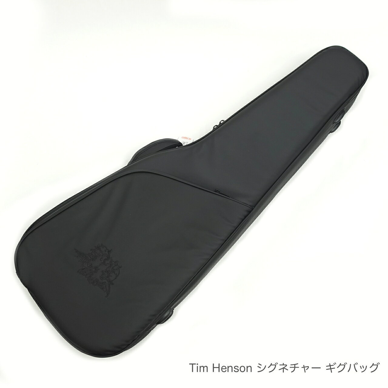 POWERPAD ULTRA シリーズをベースとして、 Tim Hensonの美学を反映したミニマルかつアイコニックなデザインを組み合わせたシグネチャー・ギグバッグ。 Tim Hensonのシグネチャー・モデルであるTOD10NやTOD10を格納するために設計し、彼のようにアクティブなギタリストの移動を全天候型でサポートする実用性の高いギグバッグとして完成しています。 ※本製品は、Tim Henson シグネチャー・モデルである"TOD100N"及び"TOD100FMN"に付属しているバッグと同製品です。 Tim Henson シグネチャーモデル以外のギターが入るかどうかのご質問には当店に在庫があれば確認可能(お時間がかかります)ですが、無い場合はご回答出来ませんのでご了承下さい。 &nbsp; &nbsp; ボディ表面 &nbsp; 撥水加工、生地裏：防水コーティング加工 &nbsp; ファスナー部 &nbsp; 止水ジッパー &nbsp; サイド・クッション &nbsp; 25mm厚クッション &nbsp; トップ バック &nbsp; マルチレイヤー・クッション &nbsp; ボトム (外部) &nbsp; ラバー・パッド &nbsp; ボディエンド (内部) &nbsp; リムーバブルパッド &nbsp; カスタム・ロゴ刺繍 &nbsp;■ 寸法 (掲載画像もご参照ください) &nbsp; 外寸 &nbsp; A:全長 &nbsp;&nbsp;1115mm &nbsp; B:幅 &nbsp;&nbsp;430mm &nbsp; C:厚さ &nbsp;&nbsp;185mm &nbsp; 内寸 &nbsp; D:全長 &nbsp;&nbsp;1055mm &nbsp; E:幅（下部） &nbsp;&nbsp;380mm &nbsp; F:厚み &nbsp;&nbsp;90mm &nbsp; G:幅（上部） &nbsp;&nbsp;290mm &nbsp; H：長さ（ボディ部） &nbsp;&nbsp;550mm &nbsp; I：幅（ネック部） &nbsp;&nbsp;170mm &nbsp; 重量 &nbsp;&nbsp;2.72kg &nbsp; ※画像とお届けの商品とは色合いや細かな仕様が異なる場合があります。　