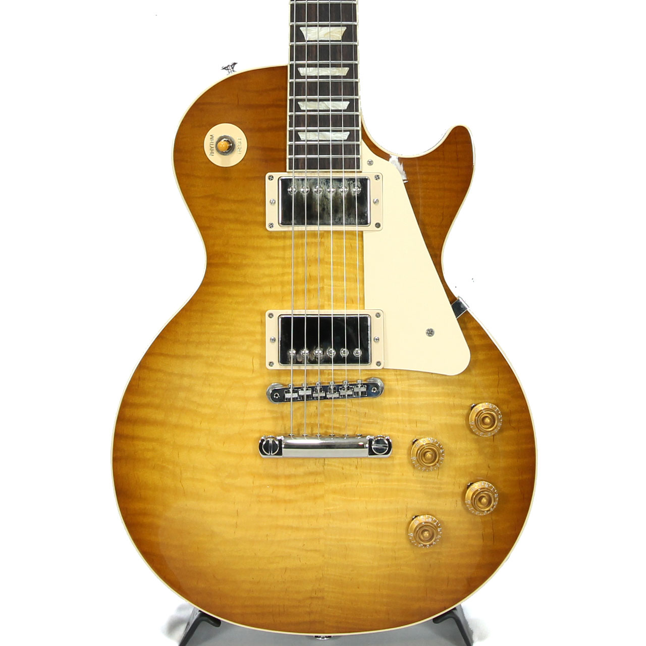 往年のクラシックデザインを踏襲したLes Paul Standard 50s。 今回、ご紹介する本機はトップ材にCustom Shopに使用されるAAA Figured Mapleを採用した日本国内限定モデルになります。カスタムショップトップらしい3D感のあるルックスは角度によって非常に多彩な表情を魅せてくれます。 ノンウエイトリリーフのソリッドボディにメイプルトップ、マホガニーネックにローズウッド指板。Vintage 50sの丸みのあるグリップは握り込んで演奏するのに程よい太さです。ABR-1ブリッジやアルミテールピース、キーストーンペグボタン、ハンドワイヤリングアッセンブリーやオレンジドロップキャパシター採用などヴィンテージらしい往年のギブソントーンを存分に堪能いただける仕上がりです。 ピックアップには本来Burstbucker 1＆2を搭載しておりますが本機には57Classic Underwoundを搭載。アウトプットをやや抑えて倍音感、ハーモニクス感を増したサウンドでニュアンスへ高い追従性を誇ります。当然、レスポールならではの甘く重厚なトーンも持ち合わせており、アンプやペダルの設定次第で多彩なサウンドをアウトプットしてくれます。 カスタムショップ・トップならではの奥行きのあるを極上のルックス、。気になる方は、お早めにどうぞ!! Weight : 3.835kg ハードケース付属 撮影環境、パソコン環境により色味は異なる場合もありますが、杢目は画像の商品でのお届けとなります。 他のサイトでも販売しています。買い物かごに入れても売り切れの場合がございますのであらかじめご了承下さいませ。 &nbsp; Body Body Material : Mahogany Top Material : AAA Custom Shop Figured Maple Weight Relief : None Finish : Gloss Nitrocellulose Lacquer &nbsp; Neck Neck Material : Mahogany Neck Profile : Vintage 50s Scale Length : 24.75" / 62.865cm Fingerboard Material : Rosewood Fingerboard Radius : 12" / 304.8mm Number of Frets : 22 Frets : Medium Jumbo Nut Material : Graph Tech Nut Width : 1.695" / 43.05mm End-of-Board Width : 2.26" / 57.4mm Inlays : Acrylic Trapezoids &nbsp; Hardware Finish : Nickel Bridge :ABR-1 Tune-O-Matic Tailpiece : Aluminum Stopbar Tuners : Vintage Deluxe w/ Keystone Buttons Pick Guard : Cream Control Knobs : Aged Gold Tophat w/ Pointers Switch Tip : Amber Switch Washer : Cream Jack Plate : Cream &nbsp; Electronics Neck Pickup : 57 Classic Underwound Bridge Pickup : 57 Classic Underwound Controls : 2 Volumes, 2 Tones &amp; Toggle Switch (Hand-wired with Orange Drop Capacitors) Weight : 3.835kg