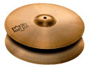 現代に蘇った60年代のロックサウンド ■メーカー：PAISTE（パイステ） ■シリーズ：GIANT BEAT ■タイプ　：ハイハット ■サイズ　：15インチ（ペア） ■特徴　　：ミッドレンジのオープンサウンドとメリハリの利いたクローズドサウンド。 &nbsp; ＜シリーズ説明＞ パイステシンバルの歴史を語るには欠かせない50年代から60年代への画期的なシンバル革命。アコースティックミュージックの50年代には伝説の 「Formula-602」に代表する20％ブロンズのサウンドが世界を制覇していました。しかし、60年代に入り、ロックンロールを基本にしたエレクトリックなサウンドがヨーロッパから世界に発信され、世界はロック時代の幕開けを迎えることになりました。63年頃からパイステはCuSn8青銅合金による開発を始め、67年に画期的なシンバルを世にデビューさせました。これが現代にも語り継がれるビッグアーティストのサウンドを支えた「ジャイアントビート」シリーズ。「2002」シリーズのルーツとなったシリーズです。今でも活躍する60年代アーティストや、そのサウンドを継承する若いミュージシャンから熱望されていたサウンドの再来です。 ※品切れの際はお届けに3〜6ヶ月頂く場合がございます。