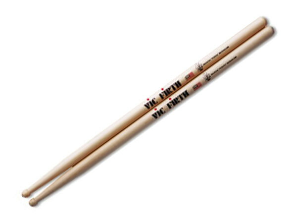 VIC FIRTH SIGNATURE SERIES ◆ VIC FIRTH ( ビックファース ) 　村上&ldquo;ポンタ&rdquo;秀一モデル［ 商品説明 ］ 日本のトップアーティストの最新スペックをヴィックファースのテクノロジーで仕上げた、コラボレーション・シグネチャーモデル。 永年愛用する127Mのプロポーションを忠実の再現し、滑りにくいシーラフィニッシュなどVIC FIRTHならではのチューニングを施した。［ 仕様 ］ ◆ サイズ 405 x 15.5(mm) ◆ チップ ウッドチップ ◆ 素材 メイプル &nbsp; ※ 木製の製品の為、木目や色合いなどに個体差があります。予めご了承ください。 ※ デザインは予告なく変更される場合があります。