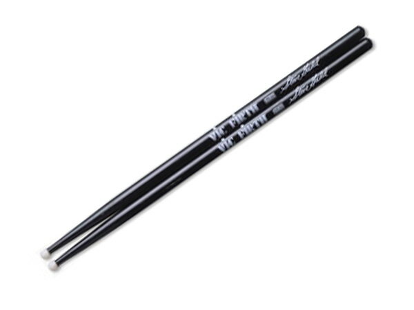 VIC FIRTH SIGNATURE SERIES ◆ VIC FIRTH ( ビックファース ) 　STEVE GADD "nylon tip"［ 商品説明 ］ &nbsp;［ 仕様 ］ ◆ サイズ 400 x 14.0(mm) ◆ チップ ナイロンチップ ◆ 素材 ヒッコリー（ブラックカラー） &nbsp; ※ 木製の製品の為、木目や色合いなどに個体差があります。予めご了承ください。 ※ デザインは予告なく変更される場合があります。