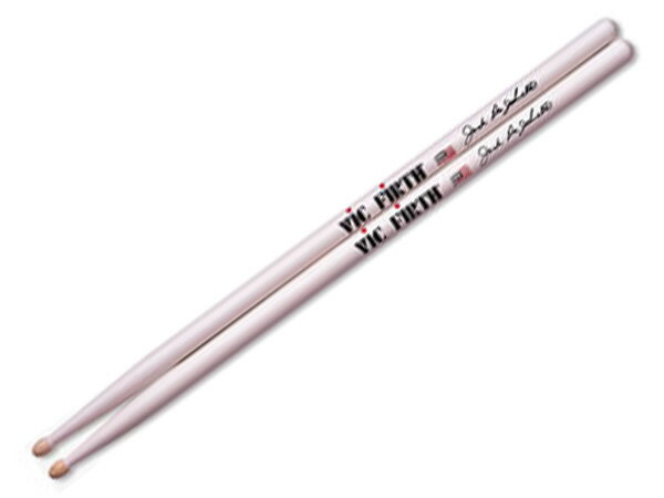 VIC FIRTH SIGNATURE SERIES ◆ VIC FIRTH ( ビックファース ) 　JACK DEJOHNETTE［ 商品説明 ］ &nbsp;［ 仕様 ］ ◆ サイズ 414 x 14.4(mm) ◆ チップ ウッドチップ ◆ 素材 ヒッコリー（ホワイトカラー） &nbsp; ※ 木製の製品の為、木目や色合いなどに個体差があります。予めご了承ください。 ※ デザインは予告なく変更される場合があります。