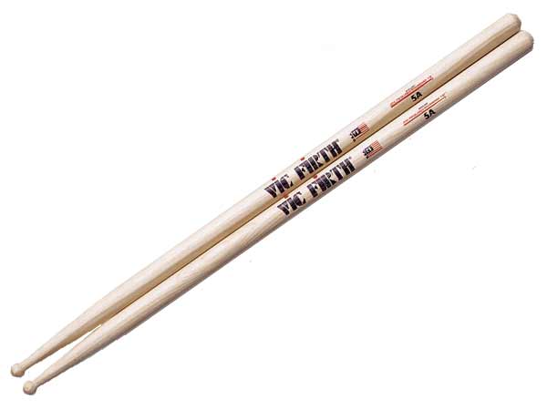 VIC FIRTH JOE PORCARO COLLABORATION MODEL ◆ VIC FIRTH ( ビックファース ) 　ジョー・ポカーロ・コラボレーション・モデル［ 商品説明 ］ 名プレイヤー、名インストラクターとして知られるジョー・ポカーロがプロデュースした鋭角なダイアモンド形状のチップを特徴とするスティック。そしてジョーのもとで育った沼澤尚、こよなく愛するモデルをセレクトしたうえ、師弟のダブルネームを記したコラボレーション作品のモデル。卓越したスティックコントールで魅了する彼らにふさわしい逸品だ。［ 仕様 ］ ◆ サイズ 406 x 14.3(mm) ◆ チップ ウッドチップ ◆ 素材 ヒッコリー &nbsp; ※ 木製の製品の為、木目や色合いなどに個体差があります。予めご了承ください。 ※ デザインは予告なく変更される場合があります。
