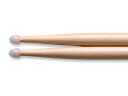 VIC FIRTH AMERICAN CLASSIC 世界的標準といっても過言ではない5Aのナイロンチップバージョン &nbsp; ナイロン素材(硬い合成樹脂)によって作られるチップで、ハードなジャンルでのプレイだけではなく、ノーマルな使用状況でも、欠けにくく耐久性に優れる点と、個体差が少ないことによる音の均一性が特徴です。 打感はウッドチップに比べて若干硬めで、素材の強度のおかげで、1つ1つの音を力強くはっきりと鳴らすことができます。 また、音の立ち上がりも素早く、特にシンバル類では硬質な音色を引き出し、周りの大音量に音が埋もれがちな音楽でも、ハイハットやライドシンバルによる鮮明なレガートを通してバンドサウンドを引き締めます。 &nbsp; 電子ドラムでのご使用にもオススメです。 ◆ VIC FIRTH ( ビックファース )&nbsp;［ 商品説明 ］ &nbsp;［ 仕様 ］ ◆ サイズ 407x 14.4 (mm) ◆ チップ ナイロンチップ ◆ 素材 ヒッコリー &nbsp; ※ 木製の製品の為、木目や色合いなどに個体差があります。予めご了承ください。 ※ デザインは予告なく変更される場合があります。　