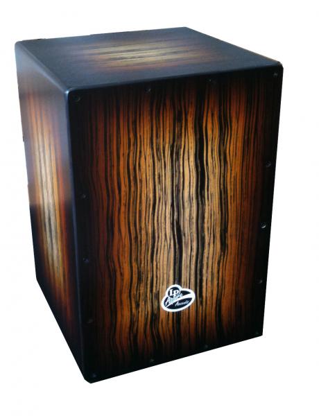 《 カホン 》個性派 カホン (^_^)v◆ LP&nbsp;( Latin Percussion )&nbsp;&nbsp; LPA1332 SBS ◆ 商品説明 LP ( Latin Percussion )の人気No.1カホン「LPA1331」がベース。 シャムオーク材を使用し、木目調のペイントを施したモデル。 4色の個性的なカラーがラインナップしており個性的なカホンをお探しの方にはピッタリ。 座面にはすべり止め加工が施されており演奏中の姿勢が崩れにくくなってます。 &nbsp; &nbsp; ◆ サイズ 高さ約46cm（ゴム足含む）、横幅約30cm、奥行き約30.5cm　 ※ゴム足は約2cm ◆ 重量 重量：約3.8kg ◆ カラー SBS ( Sun Burst Streak ) ※カホンは木工品の為、木目や色合いが個々に違います。画像とお届けの商品は異なります。 &nbsp; &nbsp; &nbsp;