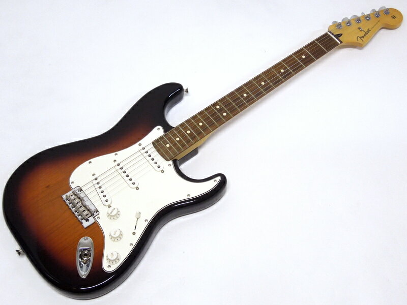 初めての一本としても、2本目やサブとしても大変おすすめです！「Fender」ブランドながら手に取りやすい価格帯のPlayerシリーズが登場！ 初めての一本としても、2本目やサブとしても大変おすすめです！ 定番のアルダーボディ、メイプルネック、パーフェロー指板を採用。 Fenderの伝統的なルックスを踏襲しつつモダンプレイヤーのスタイルにもマッチするよう、近年様々なギターに搭載されることが多いミディアムジャンボフレットを採用したサテンフィニッシュのネックに少しパンチ力を加えたピックアップサウンド、スムーズなアーミングを可能にする2スタッドトレモロユニットを採用。 22フレット仕様やリアトーンコントロールなど、より実践的な演奏スタイルに即したまさに「プレイヤー」目線で製作された扱いやすいシリーズです。 ソフトケース付属 画像は以前の入荷時に撮影したものです。お届けの商品とは木目や色合いが異なる場合がございます。 他のサイトでも販売しています。買い物かごに入れても売り切れの場合がございますのであらかじめご了承下さいませ。 Body Material Alder Body Finish Gloss Polyester Neck Material Maple Neck Finish Satin Urethane Finish on Back of Neck with Gloss Urethane Headstock Face Neck Shape Modern &quot;C&quot; Scale atin Urethane Finish on Back of Neck with Gloss Urethane Headstock Face Neck Shape Modern &quot;C&quot; Scale Length 25.5&quot; (648 mm) Fingerboard Material Pau Ferro Fingerboard Radius 9.5&quot; (241 mm) Number of Frets 22 Fret Size Medium Jumbo Nut Material Synthetic Bone Nut Width 1.650&quot; (42 mm) Bridge Pickup Player Series Alnico 5 Strat&reg; Single-Coil Middle Pickup Player Series Alnico 5 Strat Single-Coil Neck Pickup Player Series Alnico 5 Strat Single-Coil Controls Master Volume, Tone 1. (Neck/Middle Pickups), Tone 2. (Bridge Pickup) Bridge 2-Point Synchronized Tremolo with Bent Steel Saddles &nbsp; &nbsp;