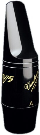 vandoren V5 series normal A25 alto saxophone mouthpieces　バンドーレン アルトサクソフォン用 マウスピース SM-413V5シリーズ チェンバーが伝統的な丸い形になっています。 バッフルが平らで、ボアは小さく丸く、チェンバーはノーマルとジャズタイプがあります。 クラシックプレイヤー、ジャズプレイヤー並びに学生にも合うさまざまなスタイルのものを取り揃えています。 &nbsp; ■管楽器 木管楽器 アクセサリー ■シリーズ：V5シリーズ ノーマルタイプ ■モデル：A25 ■品番：SM413 ■black ebonite ブラック ■特徴：A15と同様のコンセプトで設計されていますが、開きはわずかに広めです。 ■ティップオープニング：186mm ■FACING LENGTH：ML &nbsp;※おおよそ多くのアルトサックス対し相互性がございますが、一部の商品についてはコルク部分を削るなどの加工が必要な場合がございます。装着できないなどの返品/交換は一切できません。※細かい仕様が画像と変わる場合がございます。リガチャーとキャップなどは付属しておりません。マウスピース部分のみです。 &nbsp; &nbsp;〜V5(ノーマル)シリーズのラインナップ〜モデル名・品番・TIP OPENING 1/100mm・FACING LENGTH A17 &nbsp;&nbsp; &nbsp;SM418 &nbsp;&nbsp; &nbsp;152 &nbsp;&nbsp; &nbsp;S　　　すべての音域での均一性を保つと同時に、よく響き、吹きやすく、そして音が豊かです。 A28 &nbsp;&nbsp; &nbsp;SM419 &nbsp;&nbsp; &nbsp;163+ &nbsp; MS　　アルト用V5シリーズの代表機種で、豊かな響きで、色彩感があり輝かしい音と幅広いダイナミックレンジをもたらしてくれます。 A27 &nbsp;&nbsp; &nbsp;SM414 &nbsp;&nbsp; &nbsp;165 &nbsp;&nbsp; &nbsp;MS　　クラシック用のマウスピースです。すべての音域で理想的な均一性が得られます。 A15 &nbsp;&nbsp; &nbsp;SM411 &nbsp;&nbsp; &nbsp;176 &nbsp;&nbsp; &nbsp;ML　 　非常に息が入りやすいです。 A25 &nbsp;&nbsp; &nbsp;SM413 &nbsp;&nbsp; &nbsp;186 &nbsp;&nbsp; &nbsp;ML 　　A15と同様のコンセプトで設計されていますが、開きはわずかに広めです。 A20 &nbsp;&nbsp; &nbsp;SM412 &nbsp;&nbsp; &nbsp;186 &nbsp;&nbsp; &nbsp;ML　　コンパクトにまとまるように設計され、芯のある音になりました。 &nbsp;〜シリーズの違い〜V5シリーズ チェンバーが伝統的な丸い形になっています。 バッフルが平らで、ボアは小さく丸く、チェンバーはノーマルとジャズタイプがあります。 クラシックプレイヤー、ジャズプレイヤー並びに学生にも合うさまざまなスタイルのものを取り揃えています。オプティマムシリーズ 従来のバンドーレンマウスピースとは全く違うコンセプトで開発されました。 外形(特にビーク)とサウンドの両面で研究を重ねた成果であり、現代のサクソフォン奏者のニーズを満たしてくれます。 メローな音色、全音域にかけて丸みがありまろやか、響きが多く豊かな音域を持つ、といった点が特徴です。 クラシックサクソフォン奏者たちのお気に入りになっていることでしょう。V16シリーズ ジャズの新たなスタンダード 50年代の有名なアメリカン・アルトサクソフォンマウスピースの伝統を、ジャズ用エボナイト・マウスピースで実現しました。JAVA、V16、そしてZZのリードにマッチするマウスピースです。 S+（スモール）とM（ミディアム）の2つの異なるチェンバーが選べます。S+のチェンバーは、ミディアムに比べ、よりブライトサウンド。 より乾いた音色を持っています。設計を見直し、現行の楽器にも合うように内径をマイナーチェンジ。よりコントロールしやすく、ブリリアントなサウンドが得られます。 Mのチェンバーは、柔軟さ、ピッチとアーティキュレーションの正確さを目的にデザインされています。V16 メタルシリーズ こちらもジャズ向きとされるマウスピースです。テナーサクソフォン用となります。 24金メッキがされており、暖かく表現力に富んだ音が得られます。S（スモール）、M（ミディアム）、L（ラージ）の3種類のチェンバーから選択が可能です。JAVAシリーズ ジャズ、ソウル、ファンクに理想的なマウスピースです。 メタルマウスピースのコンセプトと似ており、かつ吹き心地のよいエボナイトのスタイルの快適さを備えています。 メタルマウスピースと同様のサウンドを得られます。 JAVAかV16リードとの使用がお勧めです。ジャンボJAVAシリーズ 個性豊かなマウスピース。チェンバーが小さめでバッフルが高くボアが大きいデザインで、サウンド・インパクトと鋭い音色がさらに増し、メタルマウスピースと比肩できるほどになっています。 非常に融通が利き、ホットジャズからブルース、ファンク、ロックまで使用できます。 リードはJAVAかV16がお勧めです。 &nbsp;