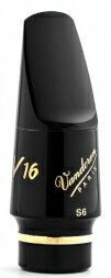 vandoren V16 ebonite series soprano saxophone mouthpieces　バンドーレン ソプラノサクソフォン用 マウスピース V16V16シリーズ　エボナイト 50年代の有名なアメリカン・アルトサクソフォンマウスピースの伝統を、ジャズ用エボナイト・マウスピースで実現しました。JAVA、V16、ZZのリードにマッチするマウスピースです。 &nbsp; アルトやテナーでは2つの異なるチェンバーがありますが、ソプラノは1種類です。 &nbsp; ■管楽器 木管楽器 アクセサリー ■シリーズ：V16シリーズ ■モデル：S6 ■品番：SM802 ■black ebonite ブラック ■特徴：とても吹きやすいマウスピースです。 ■ティップオープニング：158+mm ■FACING LENGTH：ML &nbsp;※おおよそ多くのアルトサックス対し相互性がございますが、一部の商品についてはコルク部分を削るなどの加工が必要な場合がございます。装着できないなどの返品/交換は一切できません。※細かい仕様が画像と変わる場合がございます。リガチャーとキャップなどは付属しておりません。マウスピース部分のみです。 &nbsp; &nbsp;〜V16(エボナイト)シリーズのラインナップ〜モデル名・品番・TIP OPENING 1/100mm・FACING LENGTH S6 &nbsp;&nbsp;&nbsp; SM802 &nbsp;&nbsp;&nbsp; 158+ &nbsp;&nbsp; ML　　とても吹きやすいマウスピースです。 S7 &nbsp;&nbsp;&nbsp; SM803 &nbsp;&nbsp;&nbsp; 172 &nbsp;&nbsp;&nbsp;&nbsp; ML　 　吹きやすさと音の豊かさを融合させたマウスピースです。 S8 &nbsp;&nbsp;&nbsp; SM804 &nbsp;&nbsp;&nbsp; 180 &nbsp;&nbsp;&nbsp;&nbsp; ML 　　パワーとフレキシビリティのバランスが完璧です。〜シリーズの違い〜V5シリーズ チェンバーが伝統的な丸い形になっています。 バッフルが平らで、ボアは小さく丸く、チェンバーはノーマルとジャズタイプがあります。 クラシックプレイヤー、ジャズプレイヤー並びに学生にも合うさまざまなスタイルのものを取り揃えています。オプティマムシリーズ 従来のバンドーレンマウスピースとは全く違うコンセプトで開発されました。 外形(特にビーク)とサウンドの両面で研究を重ねた成果であり、現代のサクソフォン奏者のニーズを満たしてくれます。 メローな音色、全音域にかけて丸みがありまろやか、響きが多く豊かな音域を持つ、といった点が特徴です。 クラシックサクソフォン奏者たちのお気に入りになっていることでしょう。V16シリーズ ジャズの新たなスタンダード 50年代の有名なアメリカン・アルトサクソフォンマウスピースの伝統を、ジャズ用エボナイト・マウスピースで実現しました。JAVA、V16、そしてZZのリードにマッチするマウスピースです。 S+（スモール）とM（ミディアム）の2つの異なるチェンバーが選べます。S+のチェンバーは、ミディアムに比べ、よりブライトサウンド。 より乾いた音色を持っています。設計を見直し、現行の楽器にも合うように内径をマイナーチェンジ。よりコントロールしやすく、ブリリアントなサウンドが得られます。 Mのチェンバーは、柔軟さ、ピッチとアーティキュレーションの正確さを目的にデザインされています。V16 メタルシリーズ こちらもジャズ向きとされるマウスピースです。メタルはテナーサクソフォン用となります。 24金メッキがされており、暖かく表現力に富んだ音が得られます。S（スモール）、M（ミディアム）、L（ラージ）の3種類のチェンバーから選択が可能です。JAVAシリーズ ジャズ、ソウル、ファンクに理想的なマウスピースです。 メタルマウスピースのコンセプトと似ており、かつ吹き心地のよいエボナイトのスタイルの快適さを備えています。 メタルマウスピースと同様のサウンドを得られます。 JAVAかV16リードとの使用がお勧めです。ジャンボJAVAシリーズ 個性豊かなマウスピース。チェンバーが小さめでバッフルが高くボアが大きいデザインで、サウンド・インパクトと鋭い音色がさらに増し、メタルマウスピースと比肩できるほどになっています。 非常に融通が利き、ホットジャズからブルース、ファンク、ロックまで使用できます。 リードはJAVAかV16がお勧めです。 &nbsp;Profile（プロファイル）シリーズ ビークの角度がよりシェイプされたことにより、最適な姿勢、快適な操作性を得やすくなりました。 より快適な吹き心地。フレキシブルな演奏が可能となり、多くの奏者に対応可能なモデルとして設計された新世代マウスピース。新世代のフェイシングによって生み出される審美的なサウンドを体感頂けます。 リードはトラディショナル、V.12、V21との使用が特にお勧めです。 &nbsp;