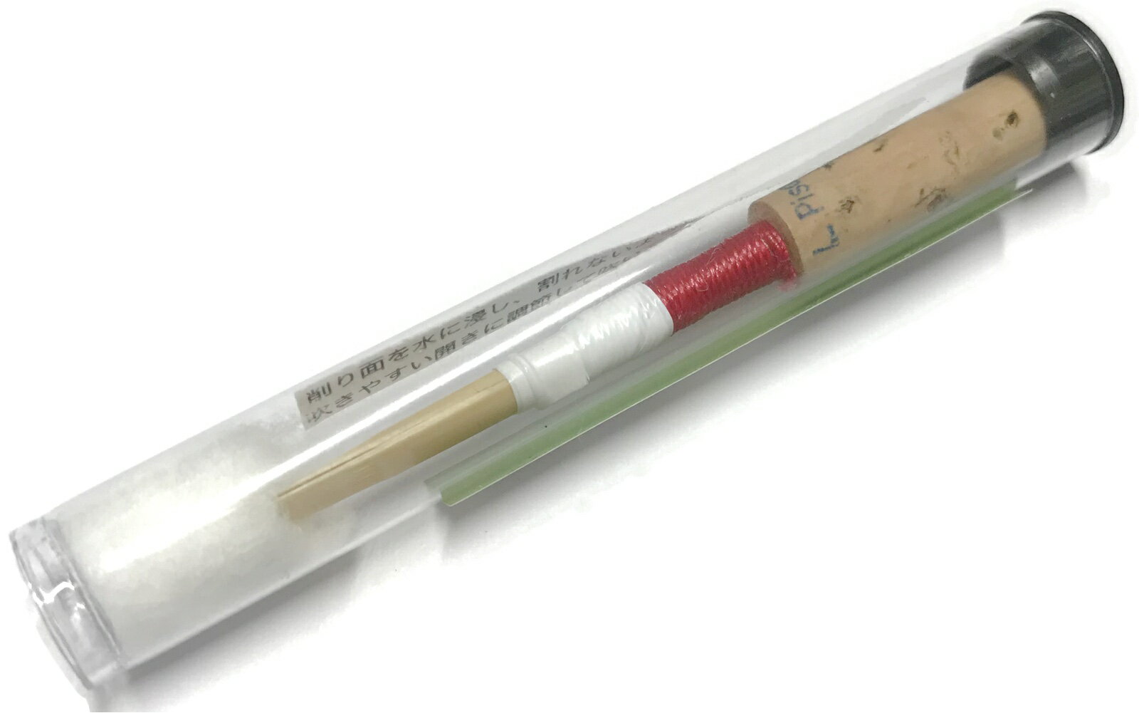 手工品につき不揃いな場合があり、ズレや削りのバランスが悪いなどは中にある場合がございます。ですが、自然のものを使用してつくられているもので、乾燥や状態によって素材は随時変わるものを製作者が心を込めて考えて作られているものです。ご理解いただいた方のみご購入ください。音が出ない、状態が悪いなどのご返品ご交換はできません。 &nbsp; 宮川真人氏 手工品 &nbsp; 素材は制作時によって良い材を選定しているため、随時変わります。 &nbsp; しっかりとした抵抗感とダークで重厚な音色が特徴。 &nbsp; ギャラックスのオーボエリードは9種類ほどあります。 制作者にオーダーする際には一般的なオーボエリードの基準としてミディアム(M)として依頼をしています。 &nbsp; ただ作者がことなりますので、ミディアムの中でもミディアムソフト(MS)寄りの少しライトで軽めのものがあります。Aモデル、Bモデル、Cモデルが比較的ライトな傾向です。 【使用方法】 演奏の前に、先端のスクレープ部を湿らせながら、開きを調整してお使いください。何度か繰り返すことでリードの状態が安定してきます。 &nbsp; GALAX OBOE REED MIYAGAWA MODEL M　ギャラックス オーボエリード 宮川 Mモデル ケーン：素材は制作時によって良い材を選定しているため、随時変わります。 チューブ：ピゾニー 46mm ※細かい仕様が画像と異なる場合がございます。　