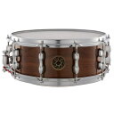 SAKAE OSAKA HERITAGEが手がける新たなスネア・シリーズ、JAPAN CUSTOM SNARE DRUMSがついに登場！ JAPAN CUSTOM SNARE DRUMSは、これまでのあらゆるSAKAE製品を形作ってきた知識、綿密な調査と研究、そして、大阪のラボでこれらのスネアをハンドメイドする熟練の職人たちが培ってきた卓越した技術と長年に渡る経験の集大成です。 JAPAN CUSTOM SNARE DRUMSは、最高のサウンド、品質、演奏性を追求し続けてきたSAKAEの歴史に、新たな楔を打ち込むこととなるでしょう。 こちらのウォルナット・スネアはドラム界のデリカテッセンです。 最高級のウォルナット材を選定し、大阪のラボで熟練の職人の手によって加工することで、広いレンジ、豊かな音量、ウォルナットだけが持つ独特の音色を最大限に発揮しています。 非常に独特かつ繊細なサウンドを持っており、あらゆる音楽にマッチします。 &nbsp; 【 特徴 】 ●シェル 7プライ、7.2mmのシェルで、バランスがとれたスネアサウンドを実現しています。豊かで明瞭な中音域が特徴です。 ●スネアワイヤー 太さのあるウルトラハイカーボン製です。一般的なハイカーボンよりも多くのカーボンを含むことで、強度が増し、より速く、シャープなレスポンスを実現しています。 ●フープ JAPAN CUSTOM SNAREには、SAKAEおなじみのMighty Haloが付属します。フープの上端が内側を向いていて、高域倍音を抑えた力強いサウンドを生み出します。 ●ラグ ダイキャスト鋳造の強化金属によって上から下への音の伝達が速くなり、シャープな音が得られます。 ●ストレイナー 非常に高感度かつ正確です。プレイヤーが求める繊細なテンションを自由自在に設定することができます。 &nbsp; 【 スペック 】 シェル：Walnut サイズ：14x5.5 フープ：Mighty Halo ソフトケース付属 &nbsp; ■上記製品仕様は2022年7月時点のものです。■ ※製品の仕様及びデザインは予告なく変更される場合があります。 ※多数のサイトに掲載しております。ご注文のタイミングによりご用意できない場合がございます。あらかじめご了承くださいませ。 随時更新するよう努めてはおりますが、最新状況は常に変動するため合わせてメーカーでもご確認下さい。 &nbsp;　