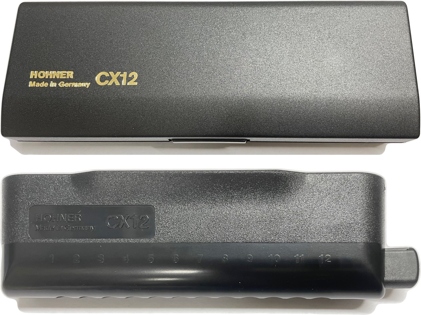 こちらは【C調】です。 &nbsp; CX-12シリーズは他ハーモニカと少し違った印象がしますよね。それはこの構造のせいでしょう。 スライドレバーも華奢な感じがないです。コイルバネ式なので、丈夫で折れる心配が少ないです。 一般的なハーモニカは、ボディーをリードプレートでサンドし、カバープレートでサンドしたようになっていますが、CX-12は正面と横面からはボディーは 見えず、カバーとマウスピース部分が一体化し、ボディーをすっぽりと覆うようにできています。とはいえ、バックから見れば通常のものより大きく空いていま すので、中の構造が一目瞭然です。 このような構造の違いもあり、このモデルは外側にはネジはなくドライバー無しで分解ができるのです。現代感覚のデザインと新しいアセンブリー方式。と言っ ても、初心者は絶対むやみに分解はしないで下さいね。ハーモニカは分解するのはできたとしても、リードの調整は技術が必要となり、工具や知識なしに対応し きれません。また、手を入れた時点で自己責任。初期不良には適応されませんし、仮に修理をしても通常よりもお値段がかかる場合がございます。 横面にツメのようなものがあり、ワンタッチで外すことができます。しっかりはまっているので、簡単にカパカパと取れるものではありません。スライドバーなど主要部品も外れる構造となっていて、メンテナンスも容易なクロマチックハーモニカです。 初心者にも比較的吹きやすく扱い易いモデルですが、プロの中でも愛用されていた方もおられるとか。見た目も含めハーモニカのラインナップとして1本は持っておきたいモデルですよね。 CX-12は3種類あり、分かりやすく【ジャズ】【ゴールド】【ブラック】です。単純な色の違いだけではありません。 ハーモニカは素材やメッキ、リードプレートの厚さなど様々な要素で音色に違いが出るのですが、リードプレートやリードは厚みのあるほどパワフルな音色になります。(息も沢山必要) シリーズでリードプレートの厚みが違っており、ブラックとジャズよりゴールドの方が分厚く、またマウスピース(厚み)も少し違っており、ジャズが薄めになっています。 とはいえ、マウスピースとカバーのセッティングや、マウスピース自体の形状によって、見た目で薄いものが必ずしも吹きやすいとは限らず、それぞれ善し悪しがありますので、実際に吹いて体感するのが一番です。 【ゴールド】【ジャズ】はC調1本のライナップですが、【ブラック】はC調以外の8調と、テナーCまで用意されています。 &nbsp; &nbsp; HOHNER Chromatic Harmonica CX-12 BLACK 7545/48B ホーナー クロマチック ハーモニカ CX-12ブラック ■CX12 楽器 ハーモニカ ハープ スライドハーモニカ ■材質：ブラック 樹脂ボディー ■リードプレート厚み：役1.05mm ■クロス配列 ■音域：12穴、3オクターブ、3 oct ■調子ラインナップ：A調、B♭調、B調、C調、D調、E調、F調、G調、C Tenor 調(LC)、E♭調 ■付属品：ケース※細かい仕様が画像と異なる場合がございます。 &nbsp; ハーモニカの豆知識 クロマチックハーモニカといえば有名な方が2人います。ジャズではトゥーツ・シールマンス、もう一人はご存じスティーヴィー・ワンダー。ハーモニカは最初は なかなか音は出にくいものですが根気よく練習していただければ、しっとりとしたメロウな音色からコントロール次第で派手なファンキーな音色まで幅広い表現 を楽しめることでしょう。右横のレバーを押すことにより半音上の音が出るので1本で全ての音階が演奏できます。(ブルースハープなどは曲によって何本も持 ち替えが必要な場合があります。)ですのでクラシックからポピュラー、ジャズまで幅広い音楽シーンで使われています。12穴(3オクターブ)と16穴(4 オクターブ)が一般的です。最初は中音域から練習を始め、次に高音域へとすすめて下さい。あまり強く吹き吸いをせず、息づかいはしっかりと腹式呼吸で。 ゆっくり流れるような息づかいをすることで楽に音がでるようになります。ただ空気を入れればいいというものではありません。根気よく練習すればきっと自然 に音がでるようになることでしょう。曲によって強い息で演奏するときは鼻から同時に息を抜くのがコツです。逆に弱い演奏の場合は鼻からの息は止めて口だけ で演奏します。それらが出来るよういなれば最後に低音域を演奏してみて下さい。その頃にはあまり力を必要としないでも音が出るようになるはずです。以上の ような事はクロマチックの教本で紹介されています。お近くの本屋さんでも教本は手に入るかもしれません。今はインターネットで少し調べれば出てくる情報も ありますので、分からないことがあれば調べて見て下さいね。その他、ご不明な点やご要望などがございましたらお気軽にメールでお問い合わせ下さい。 お手入れについて ハーモニカは簡単なお手入れ次第で長持ちしますので演奏した後にはお手入れをして末永くご愛用して下さいね。もちろん使用していないときも楽器にゴミなどが入 らないようにしっかりとケースに保管して下さい。また食事の後などの演奏はリードに異物がつまってしまうこともあるかもしれません。ハミガキ後の演奏をお すすめします。演奏後は手の平にタオルやクロスなどを起き、ハーモニカの吹き口を手のひらに軽く打ち付け、中の水分を取り除いて下さい。本体は乾いたクロ スで拭き、十分に乾燥してからケースに収めましょう。演奏前には少しの時間、楽器を手のひらで暖めることでリードのダメージが少なくなりますのでこちらも おすすめ。さて、どんなに大事に扱って頂いてもリードなどは消耗してしまいます。各種パーツはメーカーで販売がありお取り寄せができるものもありますが細 かいパーツになりますので個人のパーツ交換は知識のある方にお願いをしております。また修理としてお預かりすることが可能ですのでそちらもお気軽にメールでご相談下さい。