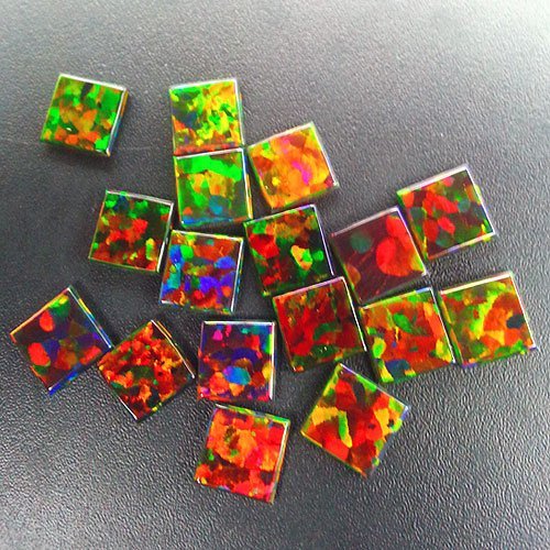 オパール スクエア Black 4mm 1個 square ブラック 耐熱ガラス用 ガラスオパール 人口オパール opal アメリカ製 ボロシリケイト用 四角い正方形型の人工オパール 高品質の綺麗なオパールです。 綺麗に輝くガラス工芸用の人工オパール 綺麗にカットされたスクエアタイプ。サイズ：約4mm×4mm（厚さ約1mm）カラー：Black（ブラック）個数：1個Made in USAガラスに閉じ込める前に、アルコール・除光液などで綺麗に拭いてからご使用ください。ガラスに閉じ込めた後は、電気炉に入れて徐冷してください。一つ一つ角度によって輝き方が違います。良く輝く角度を作品の正面に来るようにお作りいただくことをお勧め致します。※購入できても在庫切れの場合がございます。その場合は1週間程度で入荷、その後のお届けとなりますのでご了承ください。 【在庫あり】2営業日以内に出荷1