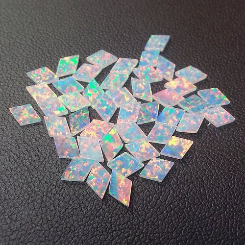オパール コイン ダイヤモンド Pink 6×4mm 1個 coin ピンク 耐熱ガラス用 ガラスオパール 人口オパール opal アメリカ製 ボロシリケイト用 コイン型（薄い）の人工オパール ホワイト系の綺麗なオパールです。 綺麗に輝くガラス工芸用の人工オパール 綺麗にカットされたコインシリーズのダイヤモンドタイプ。サイズ：約6×4mm（厚さ約1mm）カラー：Pink（ピンク）個数：1個Made in USAガラスに閉じ込める前に、アルコール・除光液などで綺麗に拭いてからご使用ください。ガラスに閉じ込めた後は、電気炉に入れて徐冷してください。一つ一つ角度によって輝き方が違います。良く輝く角度を作品の正面に来るようにお作りいただくことをお勧め致します。※購入できても在庫切れの場合がございます。その場合は1週間程度で入荷、その後のお届けとなりますのでご了承ください。 【在庫がある場合】2営業日以内に発送1