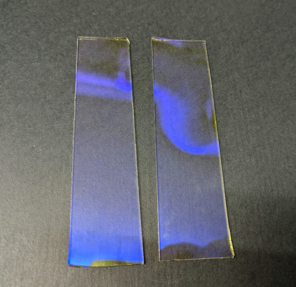 ダイクロ イエローヴァイオレット 13-14g 板ガラス ハンドカット violet 1枚 CBS 耐熱ガラス用 ラメガラス ガラス加工 dichroic glass アメリカ製 ボロシリケイト用 ダイクロガラス キラキラ光るラメ模様の材料です。 綺麗に輝くガラス工芸用のダイクロガラス ハンドカットのため、1枚1枚のサイズにはバラツキがあります。おおよそ長方形にカットしてあります。1枚当たりの重さで価格が変動します。サイズ目安：縦:約10cm~15cm、横:約2.5cm~4cm、厚さ:約1.5mm重さ：13～14g膨張係数：33（ボロシリケイトガラス用）カラー：イエローヴァイオレット個数：1枚Made in USA透明な板ガラスの片面にのみダイクロの金属膜が貼ってあります。ダイクロ面を直接炎で炙らないように温めながら別の透明なガラスでダイクロ面を覆ってガラスの中にダイクロを閉じ込めるようにしてください。ダイクロは、高温になりすぎると、キラキラの輝きを失い、白い灰のような色に変化します。なるべく低温で作業することをお勧めします。※購入できても在庫切れの場合がございます。その場合は再入荷の時期をお伝えいたします。ご了承くださいませ。 【在庫あり】2営業日以内に出荷1