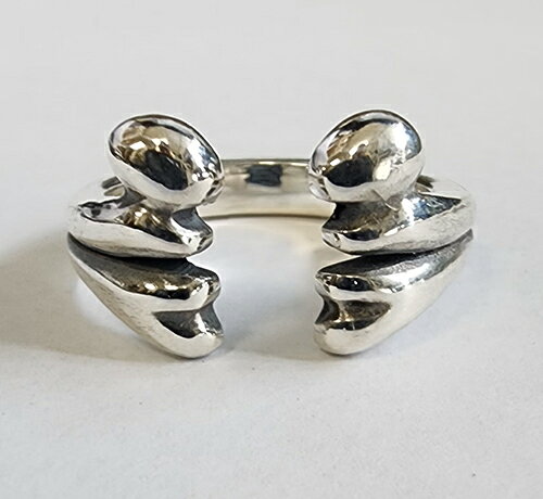 ※MATERIAL : SILVER925 ※FRONT SIZE 縦高 : 約 12mm(最大値) ※画像　RING SIZE : 20 オーダーサイズ範囲(#13-28) 大腿骨の骨だけをモチーフにしたリングになります。 一皮剥けた大人の危険な美学、、 ・クロスボーンズ(Crossbones) 2本の骨(主に大腿骨)を「X」の字のように交差 させたシンボルです。 一般的に髑髏(ドクロ)と組み合わされ、危険、 毒物、海賊、あるいは「死」を象徴するマーク として世界中で広く使われています。