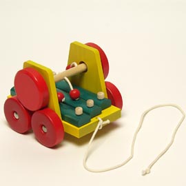 ユシラ社(フィンランド) 長さ：16cm 引っ張るおもちゃ（プルトーイ）は歩けるようになる前からでも楽しめます。ねんねの頃から、あるいはおすわりができるようになったら、大人が前で引っ張って動かしてあげてください。じーっと目で追うはずです。は...