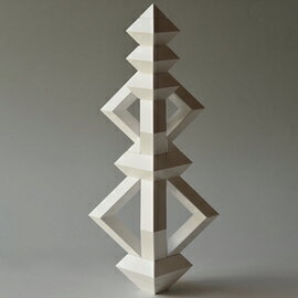 Naef/ネフ社 12.5×12.5×18cmパーツ数：15個パターンブック付NAEF/ネフ社の代表的な積み木の一つ《ダイアモンド》。一辺が12.5cmの正八面体に15個のパーツが納まっている積み木です。2010年の新色としてこの《ダイアモンド 白》が登場しました。白一色では単調・・・、いえいえ、白の美しいところはなんといっても影の出方です。他の色にはない凛とした美しさがこの白にはあるのです。Design■Peer Clahsen●ヨーロッパと日本の気候の違いが45度に切断した木の接着面に影響を及ぼすためその精度の維持が保障できません。ご了承くださいませ。がりとんおやじが語る【ダイアモンドの話】ダイアモンドはヒシの実みたいな形をしていますが正8面体を縦軸に対して水平に9等分割してあります。これをこんな感じでその時一番大きなパーツを持って上に持ち上げると、あら不思議！・・・・・続きはこちら