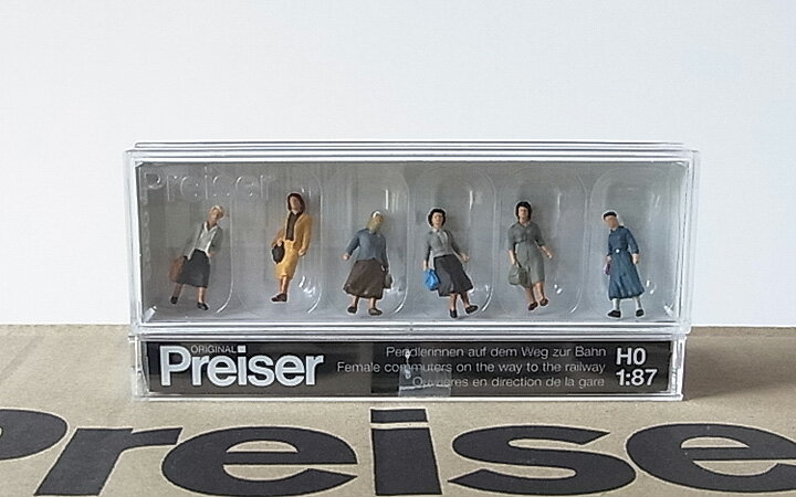 Preiser/プライザー 10365 HO 1/87 駅に向かう途中の女性通勤客