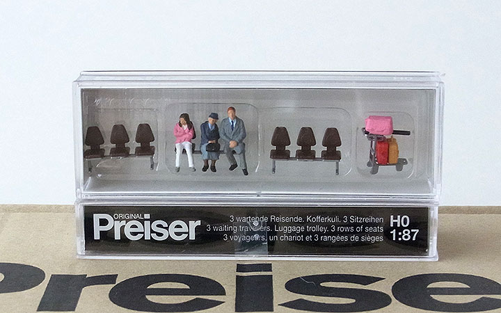 Preiser/プライザー 10661 HO 1/87 ベンチで待つ3人の旅行者とスーツケース