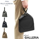 PELLE MORBIDA/ペッレモルビダ/ペレモルビダ/モルビダ/Maiden Voyage/メイデンボヤージュ/メイデンヴォヤージュ/トートバッグ/トート/バッグ/ワンハンドルバッグ/ワンハンドル/バッグ/ハンドバッグ/ミニトートバッグ/縦型/縦/縦長/スクエア/軽量/軽い/小さめ/小さい/コンパクト/薄い/薄め/薄型/A5/本革/革/レザー/牛革/シュリンクレザー/上品/大人/シンプル/モダン/黒/ブラック/旅行/トラベル/日本製/ブランド/大人/40代/50代/メンズ/レディース/ユニセックス/男女兼用/男性/女性/pmo-mb074/PMO-MB074シーンを選ばず使えるラグジュアリーなバッグ 完成した船(バッグ)が世に出ていくというイメージから処女航海の名をつけた『Maiden Voyage』シリーズのワンハンドルバッグ。メンズでも一般的になってきた巾着バッグよりもカジュアル感を抑えた構造がポイント。ループの幅にとことんこだわり、全体のフォルムが三角形ではなく台形になるように工夫したデザインになっています。 01. 02. STYLING 素材＜表地＞牛革 サイズ＜本体＞幅 約 250×高さ 約 280×マチ 約 40(mm)＜ハンドル＞高さ 約 160(mm)※サイズは当店計測サイズとなります。　商品により、若干の個体差が生じます。※当店のサイズ計測方法はこちら 重さ約 355g 生産国日本 仕様＜内側＞ジップポケット(M)×1ポケット(M)×1＜付属品＞オリジナル収納袋×1 ＜購入前にご確認ください＞・付属品の収納袋は、メーカーの意向により、デザインの変更や廃止になる場合がございます。・天然皮革を使用する製品のほとんどが、天然皮革ならではの風合いを生かして作られているため、表面にキズ・色ムラ・シワがある場合がございます。特性上、良品となりますので予めご了承ください。※皮革の特性について購入前に必ずご確認ください・水濡れ(雨・汗など)や日焼けによる色落ち、退色は避けられませんので、夏季、雨天でのご使用、また淡い色の服装に合わせる場合は十分にご注意ください。・こちらの商品に化粧箱は付属しておりません。予めご了承ください。・極力実物に近い色味を再現しておりますが、モニター等の条件により画面上と実物では色味が異なって見える場合がございます。 もっと探す スモールサイズトートバッグ（レザー） アイテムリストから探す Maiden Voyage ブランドリストから探す