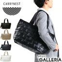 CARRYNEST/キャリーネスト/M TOTE NEST/2WAYトートバッグ/2WAY/トートバッグ/トート/バッグ/肩掛け/斜めがけバッグ/斜めがけ/ショルダー/バッグ/Mサイズ/B4/A4/ファスナー付き/大きめ/PC収納/13インチ/13inch/通勤/通勤用/通勤バッグ/ビジネスバッグ/ブランド/丈夫/かっこいい/日本製/メンズ/レディースGALLERIA SELECT　｜　Authentic 大人の個性が光る上品なネストデザイン 大切なものを持ち運ぶ「巣」を表現した、ネスト(鳥の巣)デザインが魅力の2WAYトートバッグ。スタイリングのアクセントになる個性的かつ上品なアイテムをお探しの方にオススメです。生地やハンドル、金具パーツなど、細部までしっかりとしたつくりで、メイドインジャパンのバッグらしい仕上がりとなっています。 デバイスも収まる少し大きめのサイズ感 収納部はA4サイズがゆとりをもって収納でき、適度にマチ幅を設けているのでボトルも収納できます。荷物が多くなりそうな日にも対応できる少し大きめのサイズ感で、デバイスから小物類まですっきりと管理できる収納構造も魅力となっています。 大切なものを持ち運ぶ「巣」をイメージ CARRYNEST(キャリーネスト)を象徴するフロント部分には、スコッチガードが混ぜ込まれた水や汚れに強い本革を採用。熟練の職人が日本ならではの「折り紙」の技法によって手作業で形作られています。一枚布のつなぎ目が無い意匠で、ブランドコンセプトである大切なものを持ち運ぶ「巣」を表現しています。 Item Spec 表地　｜ポリエステル、牛革 裏地　｜ナイロン サイズ｜本体：約 W480（上部）/380（下部）×H300×D170（mm） 　　　　ハンドル：高さ 約 210（mm） 　　　　ショルダーストラップ：長さ 約 715〜1240（mm）×幅 約 50（mm） 　　　　※サイズは当店計測サイズとなります。 　　　　　商品により、若干の個体差が生じます。 　　　　※サイズの計測方法はこちら 重量　｜約 840グラム 生産国｜日本 仕様　｜[外側] 　　　　・ポケット（S）×1 　　　　[内側] 　　　　・PC収納×1 　　　　・ポケット（M）×2 　　　　・キーホルダー×1 　　　　[付属品] 　　　　・ショルダーストラップ×1 皮革の特性について - 購入前に必ずご確認ください　＞ 購入時のご注意 ※天然皮革を使用する製品のほとんどが、天然皮革ならではの風合いを生かして作られているため、表面にキズ・色ムラ・シワがある場合がございます。特性上、革の表面にはキズ・色ムラ・シワなどがございますが、良品となりますので予めご了承ください。 ※水濡れ（雨・汗など）や日焼けによる色落ち、退色は避けられませんので、夏季、雨天でのご使用、また淡い色の服装に合わせる場合は十分にご注意ください。 ※使用しているアルミファスナーは素材の性質上、ファスナーの開閉によってアルミの粉が生地を汚す場合がございます。また、はじめはファスナーに引っ掛かりを感じる場合がございますが、使用回数によって軽減されます。ファスナーの特性として、ご了承ください。 ※ダブルジップファスナーの商品につきましては、ファスナーの構造上、順目、逆目が存在しており、片方（逆目）に多少の引っ掛かりを感じることがございます。ダブルファスナーの特性上、不良品ではございませんので、あらかじめご了承ください。 ※こちらの商品に化粧箱は付属しておりません。予めご了承ください。 ※極力実物に近い色味を再現しておりますが、モニター等の条件により画面上と実物では色味が異なって見える場合がございます。