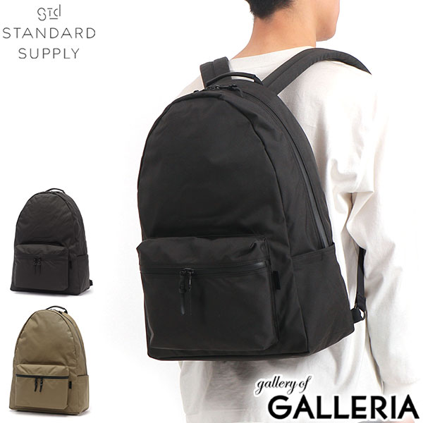 STANDARD SUPPLY/スタンダードサプライ/リュック/リュックサック/デイパック/MATTE/COMMUTE DAYPACK/デイリーデイパック/ジップ/止水ファスナー/B4/A4/大きい/大きめ/大容量/通学/通勤/軽量/軽い/コーデュラナイロン/撥水/シンプル/ユニセックス/メンズ/レディース/おしゃれ/MADE IN JAPAN/日本製/xmas_pair_03メーカー希望小売価格はメーカー商品タグに基づいて掲載していますGALLERIA SELECT　｜　Authentic 素材感・機能性を高めた大きめデイパック 「SIMPLICITY」をベースに素材感・機能性をアップグレードした『MATTE』シリーズのデイパック。こちらは人気の「DAILY DAYPACK」を一回り大きくしたサイズです。素材や機能にこだわり、日常使いで少し荷物の多い方、1泊ほどの旅行にも最適なアイテムに仕上がっています。 たっぷり収まるB4サイズ対応収納部 収納部はB4サイズがちょうど収まり、多めの荷物もたっぷり入るサイズ感です。内部にはボトル類の収納に便利な筒状になったオープンポケット、口元がバックル仕様になったポケットを装備しています。こちらのポケットにはA4サイズのクリアポケットも収まり、分けておきたい資料などの保管に便利です。 さりげなく配慮された使い心地の良い設計 本体正面のポケットは左右どちらからでも開けやすいダブルファスナー仕様で、中には小分けポケットとキーフックを内蔵。サイドに設けられたベルクロ留めポケットは、指1本分の隙間を作ることで、開けやすいつくりになっておりユーザー目線の仕上がりになっています。 天候の変化にも対応するナイロンファブリック メイン素材には「CORDURA 500デニール ナイロン」を採用。裏面にはウレタンコーティングを3回かけ、表面には撥水加工を施した急な天候の変化にも対応してくれる頼もしいアイテムです。さらに開口部には止水ファスナーを採用することで、雨の日などに水が中に入るのを防いでくれます。 Item Spec 表地　｜CORDURA 500デニール ナイロン 付属　｜グローブレザー、ヌメ革 サイズ｜本体：約 W340×H470×D150（mm） 　　　　リュックストラップ：長さ 約 500〜900（mm）×幅 約 25〜50（mm） 　　　　　商品により、若干の個体差が生じます。 　　　　※サイズの計測方法はこちら 重量　｜約 620グラム 生産国｜日本 カラー｜BLACK(41007021100)、BEIGE(41007028100) 仕様　｜[外側] 　　　　・ジップポケット（M）×1［ポケット（S）×2、キーフック×1 内蔵］ 　　　　・ベルクロポケット（S）×1 　　　　・ポケット（S）×1 　　　　[内側] 　　　　・バックルポケット（L）×1 　　　　・ポケット（S）×1 皮革の特性について - 購入前に必ずご確認ください　＞ 購入時のご注意 ※天然皮革を使用する製品のほとんどが、天然皮革ならではの風合いを生かして作られているため、表面にキズ・色ムラ・シワがある場合がございます。特性上、革の表面にはキズ・色ムラ・シワなどがございますが、良品となりますので予めご了承ください。 ※水濡れ（雨・汗など）や日焼けによる色落ち、退色は避けられませんので、夏季、雨天でのご使用、また淡い色の服装に合わせる場合は十分にご注意ください。 ※極力実物に近い色味を再現しておりますが、モニター等の条件により画面上と実物では色味が異なって見える場合がございます。 　 このブランドの商品一覧　　＞ ブランドリストから探す　　＞ アイテムカテゴリから探す　＞ セールアイテムを探す　　　＞