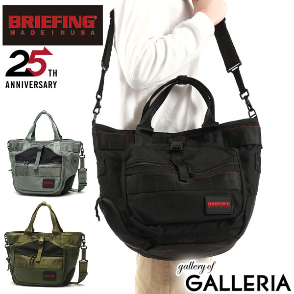 BRIEFING/ブリーフィング/MADE IN USA COLLECTION/MADE IN USA/USA/COMBI/コンビ/GYM WIRE COMBI/トートバッグ/トート/ショルダー/バッグ/カバン/2WAY/肩掛け/斜めがけ/斜め掛け/大きめ/大きい/大容量/B4/A4/横/横型/ヨコ/コーデュラナイロン/バリスティックナイロン/ナイロン/耐久性/耐摩耗性/丈夫/ワッペン付き/ロゴパッチ/シューズ収納/靴/シューズ/収納/ポケット多い/ファスナー/ファスナー付き/シンプル/カジュアル/おしゃれ/コンビカラー/黒/ブラック/ジムバッグ/スポーツバッグ/ジム/スポーツ/デイリー/アウトドア/トラベル/旅行/大人/20代/30代/40代/アメリカ製/アメリカ/メンズ/レディース/日本正規品/25周年記念/25周年記念限定/25周年/限定異素材MIXがクールな大容量2WAYトート BRIEFING生誕25周年記念として製作された、2種のナイロン素材を組み合わせた『COMBI』シリーズの2WAYトートバッグ。定番人気の「GYMWIRE」をベースにしたモデルで、B4サイズの書類や着替えなどのかさばるアイテムも余裕を持って収まる大容量サイズ。外側にはシューズ収納や大きめのポケットを複数備えており、ジム通いなどのスポーツはもちろん、小旅行や普段使いなど様々なシーンに対応します。 01. 02. 03. 04. 05. 詳細説明 素材にはBRIEFINGの代名詞ともいえる「1050デニールバリスティックナイロン」に、トップクラスの強度を持ったCORDURAの原点といえる素材「1000デニールコーデュラナイロン」という2種の素材を使用。USAコレクションならではの耐久性のある機能美はそのままに、一部にコーデュラナイロンを用いることで、どこか軽量感のある雰囲気に。COMBIシリーズに付属するベルクロ仕様のロゴワッペンもポイントです。 STYLING 素材＜表地＞1000デニールコーデュラナイロン、1050デニールバリスティックナイロン サイズ＜本体＞幅 上部 約 500 / 下部 330×高さ 約 350×マチ 約 200(mm)＜ハンドル＞高さ 約 180(mm)＜ショルダーストラップ＞長さ 約 840〜1300×幅 約 25〜50(mm)※サイズは当店計測サイズとなります。　商品により、若干の個体差が生じます。※当店のサイズ計測方法はこちら 重さ約 1400g 生産国アメリカ カラーBLACK(010)、FOLIAGE(012)、OLIVE(067) 仕様＜外側＞ジップポケット(L)×1スナップポケット(L)×1バックルポケット(L)×1シューズ収納×1＜内側＞ジップポケット(M)×2ポケット(S)×2キーホルダー（取り外し可能）×1＜付属品＞ワッペン×1ショルダーストラップ×1オリジナル収納袋×1 ＜購入前にご確認ください＞・付属品の収納袋は、メーカーの意向により、デザインの変更や廃止になる場合がございます。・水濡れ(雨・汗など)や日焼けによる色落ち、退色は避けられませんので、夏季、雨天でのご使用、また淡い色の服装に合わせる場合は十分にご注意ください。・極力実物に近い色味を再現しておりますが、モニター等の条件により画面上と実物では色味が異なって見える場合がございます。 もっと探す B4サイズトートバッグ（ナイロン・その他） アイテムリストから探す MADE IN USA COMBI メイドインUSA コンビ ブランドリストから探す