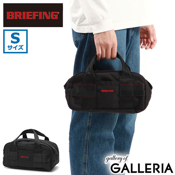 BRIEFING/ブリーフィング/OUTDOOR EQUIPMENT/OUTDOOR EQUIPMENT COLLECTION/TOOL BAG S/S/Sサイズ/ツールバッグ/ツール/バッグ/ボストン/ボストンバッグ/手持ち/小型/ミニ/コンパクト/ミニボストン/ミニボストンバッグ/収納/工具/ギアバッグ/キャンプバッグ/キッチンツール/ペグ/ケース/ペグケース/ナイロン/コーデュラナイロン/耐摩擦/頑丈/丈夫/ファスナー/アウトドア/キャンプ/フェス/バーベキュー/BBQ/スポーツ/旅行/トラベル/ミリタリー/カジュアル/おしゃれ/かっこいい/大人/ブランド/メンズ/レディース/ユニセックス使い方は自由自在で快適なアウトドアライフ 「外で遊ぼう」をコンセプトに、様々な外遊びでの使用を想定した商品を展開するコレクション『OUTDOOR EQUIPMENT』の、Sサイズツールバッグ。ペグなどのギアからキッチンツール、工具などを収納できるアウトドアアイテムとしてだけでなく、普段使いのバッグとしてもお使いいただける汎用性の高い仕上がりです。 01. 02. STYLING 素材＜表地＞1000デニールコーデュラナイロン サイズ＜本体＞幅 上部 約 260 / 下部 300×高さ 約 140×マチ 約 150(mm)＜ハンドル＞高さ 約 80(mm)※サイズは当店計測サイズとなります。　商品により、若干の個体差が生じます。※当店のサイズ計測方法はこちら 重さ約 360g 生産国中国 カラーBLACK(010) 仕様＜外側＞ポケット(S)×1 ＜購入前にご確認ください＞・水濡れ(雨・汗など)や日焼けによる色落ち、退色は避けられませんので、夏季、雨天でのご使用、また淡い色の服装に合わせる場合は十分にご注意ください。・極力実物に近い色味を再現しておりますが、モニター等の条件により画面上と実物では色味が異なって見える場合がございます。 もっと探す アウトドア・キャンプ アイテムリストから探す OUTDOOR EQUIPMENT ブランドリストから探す