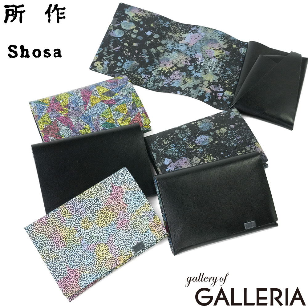 所作 三つ折り財布 Shosa メンズ レディース 財布 ブランド 大人 おしゃれ 本革 日本製 折財布 小銭入れ カード 霞彩 あじさい 彩律 薄型 スリム 軽量 牛革 革 レザー 経年変化 和モダン ショートウォレット1.0 しょさ ショサ SHOSA SYOSA SHORT WALLET ショートウォレット 1.0 ウォレット 三つ折り 3つ折り ミニ財布 サイフ さいふ 革財布 カード入れ 札入れ お札 小銭 小銭入れあり 小銭入れ付き 革小物 コンパクト 小さめ 小さい ミニ ミニウォレット 薄い 軽い かぶせ 袱紗 ふくさ 一枚革 エイジング シンプル カジュアル 普段使い 日常使い デイリー 仕事 上品 オシャレ かっこいい お洒落 きれいめ 高級感 個性的 和紙 和 柄 模様 紫陽花 かさい さいりつ 箔加工 色彩 ポップ モダン デザイン ジャパン ブラック 黒 黄色 イエロー ピンク ブルー 青 男女兼用 男性 女性 ユニセックス ギフト プレゼント 贈り物 お祝い 誕生日 記念日 オールシーズン伝統美をまとう彩り豊かな革財布日本の伝統美を現代的に表現した、所作の財布。袱紗をモチーフに、一枚革を折り重ねて仕立てた、縫い目のない独自のデザインが魅力です。三つ折りのコンパクト設計ながら十分な収納力も確保しています。素材には上質な牛革を使用し、使うほどに味わいが深まる経年変化も楽しめます。美しい箔加工がが印象的な「霞彩」、雨に濡れた紫陽花を思わせる「あじさい」、鮮やかな色彩が織りなす「彩律」、表情の異なる3つのデザインからお選びいただけます。和の趣とモダンなデザインが調和した、日常使いからビジネスまで活躍するアイテムです。プレゼントにもおすすめです。 COLORS LOOK サイズ （約）＜本体＞W14×H10×D2(cm)※サイズ・重量は当店計測値となります。　商品により、若干の個体差が生じます。※当店のサイズ計測方法はこちら 素材＜表地＞牛革 重量 （約）115g カラー霞彩×ブラック(sho-sh1b-kabl)、ブラック×霞彩(sho-sh1b-blka)、あじさい×ブラック(sho-sh1b-hybl)、ブラック×あじさい(sho-sh1b-blhy)、彩律×ブラック(sho-sh1b-sabl)、ブラック×彩律(sho-sh1b-blsa) 原産国日本 仕様＜内側＞札入れ×1小銭入れ×1カードポケット×4ポケット×1＜付属品＞収納箱×1 ＜購入前にご確認ください＞・メーカーの意向により、付属品の収納袋や箱、製品の仕様やデザインは予告なく変更となる場合がございます。・商品をご使用する前に、「取り扱い上の注意」「洗濯表示」等を必ずご確認ください。・天然皮革を使用する製品のほとんどが、天然皮革ならではの風合いを生かして作られているため、表面にキズ・色ムラ・シワがある場合がございます。特性上、良品となりますので予めご了承ください。※皮革の特性について購入前に必ずご確認ください・防水機能がある製品は、完全防水ではないため、縫製部分である針穴からなどの水の侵入は防ぐことはできませんのでご注意ください。・摩擦・水濡れ・日焼けなどにより、色落ち・色褪せが生じる場合があります。 また、製品と衣類の接触により、相互に色移りする場合がございます。・柄の位置やカラーバランスなどは、生地の裁断や製造過程、素材の特性により画像とは異なる場合がございます。商品をお選びすることはできませんので、予めご了承ください。・ダブルジップファスナーの商品につきましては、ファスナーの構造上、順目、逆目が存在しており、片方(逆目)に多少の引っ掛かりを感じることがございます。ダブルファスナーの特性上、不良品ではございませんので、予めご了承ください。・極力実物に近い色味を再現しておりますが、モニター等の条件により画面上と実物では色味が異なって見える場合がございます。 もっと探す 三つ折り財布（本革）一覧にアクセス アイテムリスト一覧にアクセス ブランドリスト一覧にアクセス