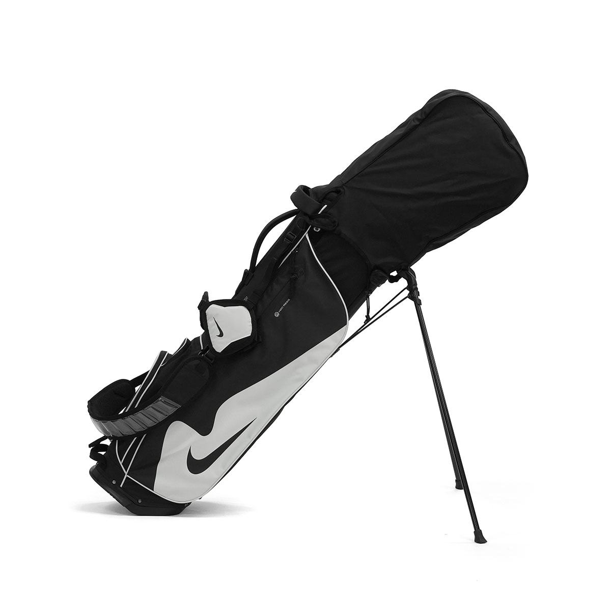 ナイキ キャディバッグ NIKE ゴルフ メンズ レディース 軽量 軽い GOLF エア マックス おしゃれ ブランド キャディ 4分割 9型 スタンド エアマックス ライト ゴルフバッグ ゴルフアイテム 黒 バッグ クラブケース スタンド式 ショルダー ショルダーストラップ 肩掛け Air Max Lite フードカバー付き フード カバー ラウンド用品 ラウンド ゴルフ用品 スポーツ ポリエステル 手持ち 肩かけ スタンド型 自立 フードカバー フード付き 無地 ワンポイント ロゴ シンプル オシャレ お洒落 ブラック 大人 男性 女性 男女兼用 ユニセックス オールシーズンラウンドを快適に 軽量キャディバッグ【ナイキ エアマックス ライト ゴルフバッグ】4分割。エアマックスの象徴的なクッションストラップとランバーパッドでサポート感と快適さを保つ。ボトル収納ができるポケット付き。小物を収容できる5つのポケット付き。 LOOK サイズ＜口径＞9.0型＜本体＞W 約 33×H 約 92×D 約 26(cm)＜口枠＞4分割＜種類＞スタンド 素材＜表地＞100% ポリエステル＜裏地＞100% ポリエステル 重量 （約）2kg カラーブラック×Pプラチナ×ブラック(095) 原産国インドネシア 仕様＜外側＞ポケット×6＜付属品＞フード×1ショルダーストラップ×1 ＜購入前にご確認ください＞・メーカーの意向により、付属品の収納袋や箱、製品の仕様やデザインは予告なく変更となる場合がございます。・商品をご使用する前に、「取り扱い上の注意」「洗濯表示」等を必ずご確認ください。・天然皮革や天然素材を使用した製品は、素材本来の風合いとしてキズや色ムラ、シワ、色の濃淡、素材の割れ、けば立ち、形の歪みなど、一点一点違いが見られる場合がございます。商品の特性としてご理解の上、お楽しみください。※皮革の特性について購入前に必ずご確認ください・防水機能がある製品は、完全防水ではないため、縫製部分である針穴からなどの水の侵入は防ぐことはできませんのでご注意ください。・傘をご使用の際は、開傘前にバンドを外し、生地を軽くほぐしてから開いてください。生地がたたまれた状態のまま急に開くと、強風時以外でも骨の破損につながる場合がございます。・摩擦・水濡れ・日焼けなどにより、色落ち・色褪せが生じる場合があります。 また、製品と衣類の接触により、相互に色移りする場合がございます。・柄の位置やカラーバランスなどは、生地の裁断や製造過程、素材の特性により画像とは異なる場合がございます。商品をお選びすることはできませんので、予めご了承ください。・ダブルジップファスナーの商品につきましては、ファスナーの構造上、順目、逆目が存在しており、片方(逆目)に多少の引っ掛かりを感じることがございます。ダブルファスナーの特性上、不良品ではございませんので、予めご了承ください。・極力実物に近い色味を再現しておりますが、モニター等の条件により画面上と実物では色味が異なって見える場合がございます。 もっと探す ゴルフバッグ&キャディバッグ一覧にアクセス アイテムリスト一覧にアクセス ブランドリスト一覧にアクセス