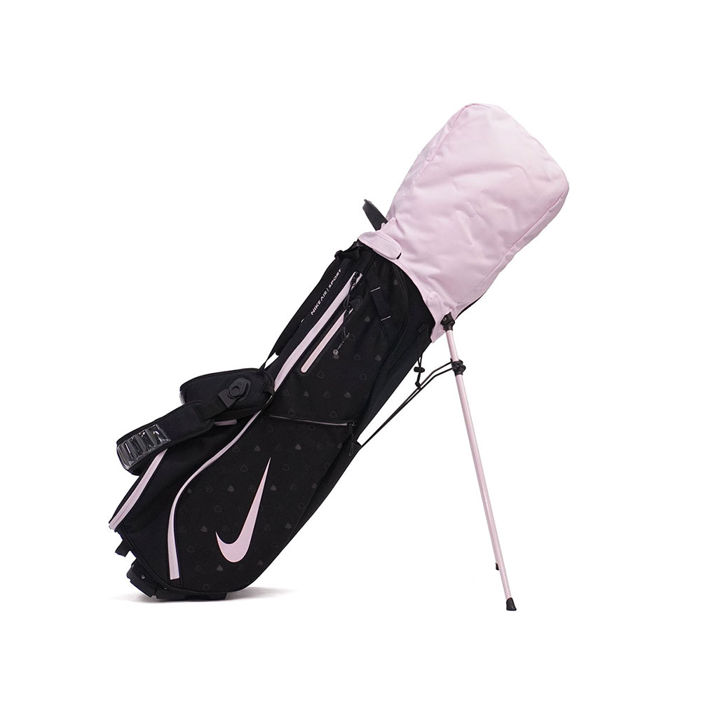 ナイキ ゴルフ キャディバッグ NIKE GOLF レディース 軽量 軽い 9.5型 スタンド ブランド おしゃれ 4分割 Air Sport エアー スポーツ2 ALP ゴルフバッグ ゴルフアイテム 黒 ピンク エア スポーツ キャディ クラブケース スタンド式 ショルダー ショルダーストラップ 肩掛け フードカバー付き フード カバー ラウンド用品 ラウンド ゴルフ用品 ポリエステル 手持ち 肩かけ スタンド型 自立 フードカバー フード付き 無地 ワンポイント ロゴ シンプル オシャレ お洒落 ブラック 大人 女性 オールシーズン高いサポート力で ラウンドを快適に【ナイキ エアー スポーツ2 ALP ゴルフバッグ】調整可能クッションストラップ&ランバーパッド - 高いサポート力で快適性を最大限にキープ。4方向・フルレングスの仕切りシステム - クラブをすっきり整理しやすく管理。カスタマイズ可能なジップオフ式パネル付きアイコニックなボールポケット - 自分だけのスタイルに。撥水性のあるレインフード - 雨や風からクラブをしっかり保護。アクセサリーの収納に便利なユーティリティウェビング - 使いやすさも抜群。 LOOK サイズ＜口径＞9.5型＜口枠＞4分割＜種類＞スタンド 素材＜表地＞70% ポリエステル、30% ナイロン＜裏地＞100% ポリエステル 重量 （約）3.6kg カラーブラック×セイル×ピンクフォーム(028) 原産国ベトナム 仕様＜外側＞ポケット×8＜付属品＞フード×1ショルダーストラップ×1 ＜購入前にご確認ください＞・メーカーの意向により、付属品の収納袋や箱、製品の仕様やデザインは予告なく変更となる場合がございます。・商品をご使用する前に、「取り扱い上の注意」「洗濯表示」等を必ずご確認ください。・天然皮革や天然素材を使用した製品は、素材本来の風合いとしてキズや色ムラ、シワ、色の濃淡、素材の割れ、けば立ち、形の歪みなど、一点一点違いが見られる場合がございます。商品の特性としてご理解の上、お楽しみください。※皮革の特性について購入前に必ずご確認ください・防水機能がある製品は、完全防水ではないため、縫製部分である針穴からなどの水の侵入は防ぐことはできませんのでご注意ください。・傘をご使用の際は、開傘前にバンドを外し、生地を軽くほぐしてから開いてください。生地がたたまれた状態のまま急に開くと、強風時以外でも骨の破損につながる場合がございます。・摩擦・水濡れ・日焼けなどにより、色落ち・色褪せが生じる場合があります。 また、製品と衣類の接触により、相互に色移りする場合がございます。・柄の位置やカラーバランスなどは、生地の裁断や製造過程、素材の特性により画像とは異なる場合がございます。商品をお選びすることはできませんので、予めご了承ください。・ダブルジップファスナーの商品につきましては、ファスナーの構造上、順目、逆目が存在しており、片方(逆目)に多少の引っ掛かりを感じることがございます。ダブルファスナーの特性上、不良品ではございませんので、予めご了承ください。・極力実物に近い色味を再現しておりますが、モニター等の条件により画面上と実物では色味が異なって見える場合がございます。 もっと探す ゴルフバッグ&キャディバッグ一覧にアクセス アイテムリスト一覧にアクセス ブランドリスト一覧にアクセス