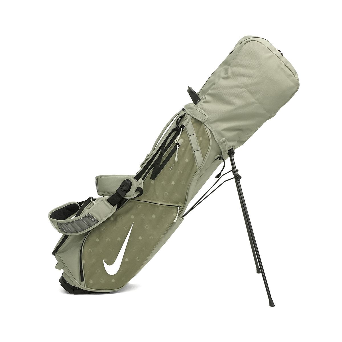 ナイキ ゴルフ キャディバッグ NIKE GOLF メンズ レディース 軽量 軽い 9.5型 スタンド ブランド おしゃれ 4分割 Air Sport エアー スポーツ2 ALP ゴルフバッグ 緑 グリーン エア スポーツ キャディ ゴルフアイテム クラブケース スタンド式 ショルダー ショルダーストラップ 肩掛け フードカバー付き フード カバー ラウンド用品 ラウンド ゴルフ用品 ポリエステル 手持ち 肩かけ スタンド型 自立 フードカバー フード付き 無地 ワンポイント ロゴ シンプル オシャレ お洒落 大人 女性 男性 オールシーズン高いサポート力でラウンドを快適に【ナイキ エアー スポーツ2 ALP ゴルフバッグ】調整可能クッションストラップ&ランバーパッド - 高いサポート力で快適性を最大限にキープ。4方向・フルレングスの仕切りシステム - クラブをすっきり整理しやすく管理。カスタマイズ可能なジップオフ式パネル付きアイコニックなボールポケット - 自分だけのスタイルに。撥水性のあるレインフード - 雨や風からクラブをしっかり保護。アクセサリーの収納に便利なユーティリティウェビング - 使いやすさも抜群。 LOOK サイズ＜口径＞9.5型＜口枠＞4分割＜種類＞スタンド 素材＜表地＞70% ポリエステル、30% ナイロン＜裏地＞100% ポリエステル 重量 （約）3.6kg カラーSフォグ×セイル×セイル(339) 原産国ベトナム 仕様＜外側＞ポケット×8＜付属品＞フード×1ショルダーストラップ×1 ＜購入前にご確認ください＞・メーカーの意向により、付属品の収納袋や箱、製品の仕様やデザインは予告なく変更となる場合がございます。・商品をご使用する前に、「取り扱い上の注意」「洗濯表示」等を必ずご確認ください。・天然皮革や天然素材を使用した製品は、素材本来の風合いとしてキズや色ムラ、シワ、色の濃淡、素材の割れ、けば立ち、形の歪みなど、一点一点違いが見られる場合がございます。商品の特性としてご理解の上、お楽しみください。※皮革の特性について購入前に必ずご確認ください・防水機能がある製品は、完全防水ではないため、縫製部分である針穴からなどの水の侵入は防ぐことはできませんのでご注意ください。・傘をご使用の際は、開傘前にバンドを外し、生地を軽くほぐしてから開いてください。生地がたたまれた状態のまま急に開くと、強風時以外でも骨の破損につながる場合がございます。・摩擦・水濡れ・日焼けなどにより、色落ち・色褪せが生じる場合があります。 また、製品と衣類の接触により、相互に色移りする場合がございます。・柄の位置やカラーバランスなどは、生地の裁断や製造過程、素材の特性により画像とは異なる場合がございます。商品をお選びすることはできませんので、予めご了承ください。・ダブルジップファスナーの商品につきましては、ファスナーの構造上、順目、逆目が存在しており、片方(逆目)に多少の引っ掛かりを感じることがございます。ダブルファスナーの特性上、不良品ではございませんので、予めご了承ください。・極力実物に近い色味を再現しておりますが、モニター等の条件により画面上と実物では色味が異なって見える場合がございます。 もっと探す ゴルフバッグ&キャディバッグ一覧にアクセス アイテムリスト一覧にアクセス ブランドリスト一覧にアクセス