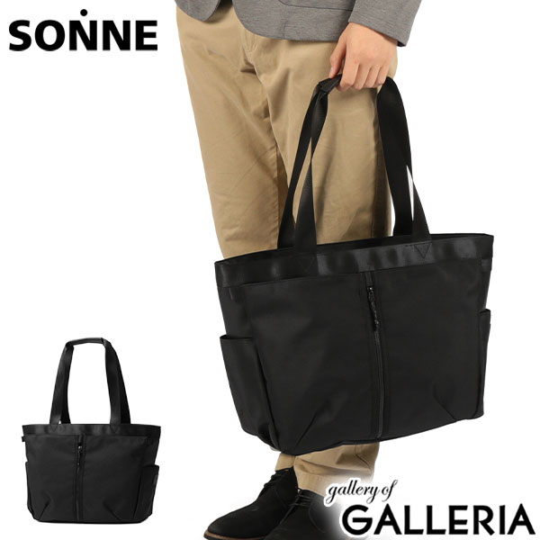 ゾンネ トートバッグ SONNE メンズ ファスナー付き 大きめ A4 B4 旅行 トート バッグ 大容量 PC 15インチ 通勤 ビジネス 出張 ビジネスバッグ 通勤バッグ 大人 ブランド 撥水 STAR FLYER トートバッグL キャリーオン シンプル 無地 仕事 横型トート 横型トートバッグ ビジネストート 通勤トート 仕事バッグ ビジネスカバン 横型 横 ヨコ ヨコ型 横長 肩掛け 肩かけ 手持ち 手提げ 大きい ノートPC ノートパソコン パソコン PC収納 PCスリーブ 15inch 軽量 軽い A4サイズ B4サイズ キャリーオンバッグ スーツケース連結 連結 セットアップ 撥水加工 撥水性 はっ水 はっ水加工 かっこいい おしゃれ オシャレ お洒落 黒 ブラック トラベル おでかけ お出かけ 通学 デイリー オフィス ビジカジ オフィスカジュアル 営業 外回り 仕事用 通勤用 通学用 Starflyer スターフライヤー トラベルバッグ 旅行バッグ 旅行かばん 旅行カバン 社会人 大学生 男性 レディース ファスナー A4サイズ収納可能 オールシーズン 斜め掛け無洗練と機能の融合 仕事と旅をシームレスに今までにない価値を提供する「第3の航空会社」スターフライヤーとのコラボコレクションから、多機能なトートバッグが登場。ボディには撥水加工を施しているため、デイリー使いでも安心。B4対応の大容量設計で、PCスリーブやキャリーオン機能などを備えた、ハイスペックなつくりとなっています。ビジネスシーンやトリップでシームレスに活躍する機能性と、シックな表情を兼ね備えたアイテムです。 サイズ （約）＜本体＞W50(上部)/36(下部)×H31×D15(cm)＜ハンドル＞高さ 28(cm)※サイズ・重量は当店計測値となります。　商品により、若干の個体差が生じます。※当店のサイズ計測方法はこちら 素材＜表地＞撥水ポリエステル＜付属＞合成皮革 重量 （約）870g カラーBLACK(BLK) 原産国中国 仕様＜外側＞ポケット×7＜内側＞ポケット6＜付属品＞フライトタグ×1 ＜購入前にご確認ください＞・メーカーの意向により、付属品の収納袋や箱、製品の仕様やデザインは予告なく変更となる場合がございます。・商品をご使用する前に、「取り扱い上の注意」「洗濯表示」等を必ずご確認ください。・PC・タブレットサイズは目安です。同じインチ数でも製品によってサイズが異なるため、対応できない場合もございますので、予めご確認の上お求めください。・天然皮革や天然素材を使用した製品は、素材本来の風合いとしてキズや色ムラ、シワ、色の濃淡、素材の割れ、けば立ち、形の歪みなど、一点一点違いが見られる場合がございます。商品の特性としてご理解の上、お楽しみください。※皮革の特性について購入前に必ずご確認ください・防水機能がある製品は、完全防水ではないため、縫製部分である針穴からなどの水の侵入は防ぐことはできませんのでご注意ください。・摩擦・水濡れ・日焼けなどにより、色落ち・色褪せが生じる場合があります。 また、製品と衣類の接触により、相互に色移りする場合がございます。・柄の位置やカラーバランスなどは、生地の裁断や製造過程、素材の特性により画像とは異なる場合がございます。商品をお選びすることはできませんので、予めご了承ください。・ダブルジップファスナーの商品につきましては、ファスナーの構造上、順目、逆目が存在しており、片方(逆目)に多少の引っ掛かりを感じることがございます。ダブルファスナーの特性上、不良品ではございませんので、予めご了承ください。・極力実物に近い色味を再現しておりますが、モニター等の条件により画面上と実物では色味が異なって見える場合がございます。 もっと探す B4サイズトートバッグ（ナイロン・その他）一覧にアクセス アイテムリスト一覧にアクセス ブランドリスト一覧にアクセス