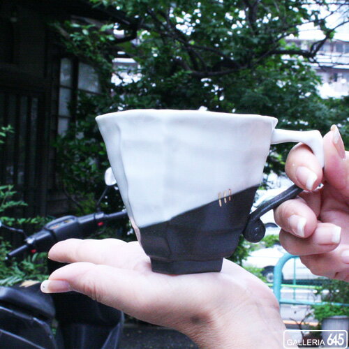 黒陶金彩スクラッチ白釉マグカップ：山本文雅